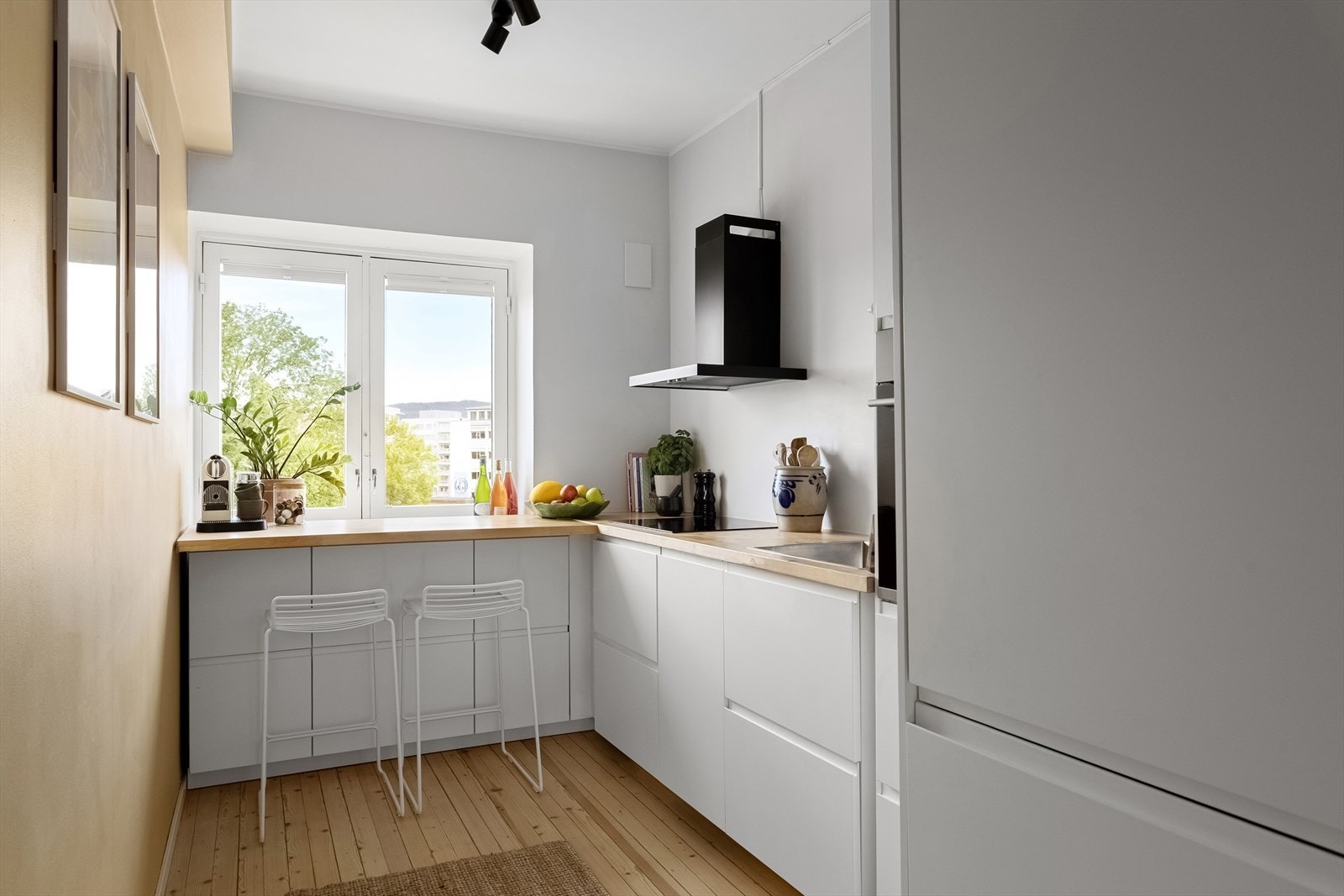 Moderne IKEA-kjøkken fra 2023. Kjøkkenet har gode arbeidsflater og godt med skapplass. På kjøkkenet er det koblet opp ekstra uttaksventil så man kan enkelt koble på en radiator Galleribilde