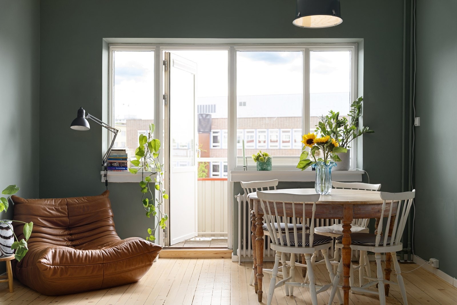 Leiligheten varmes opp gjennom radiatorer fra fjernvarmeanlegg. Fyring/varmtvann er inkludert i felleskostnadene Galleribilde