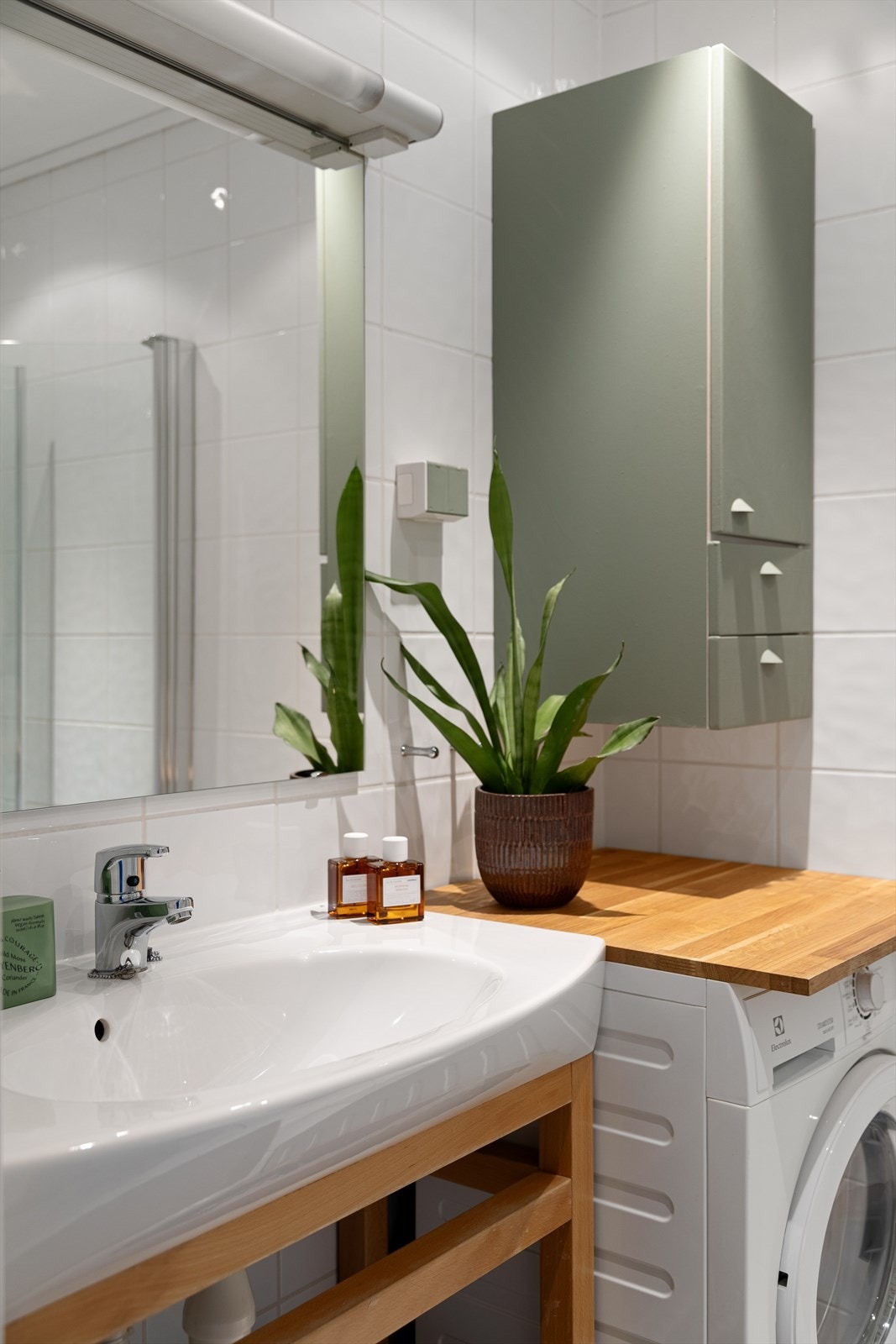 Badet er innredet med servantbenk med heldekkende servant og ettgreps blandebatteri Galleribilde