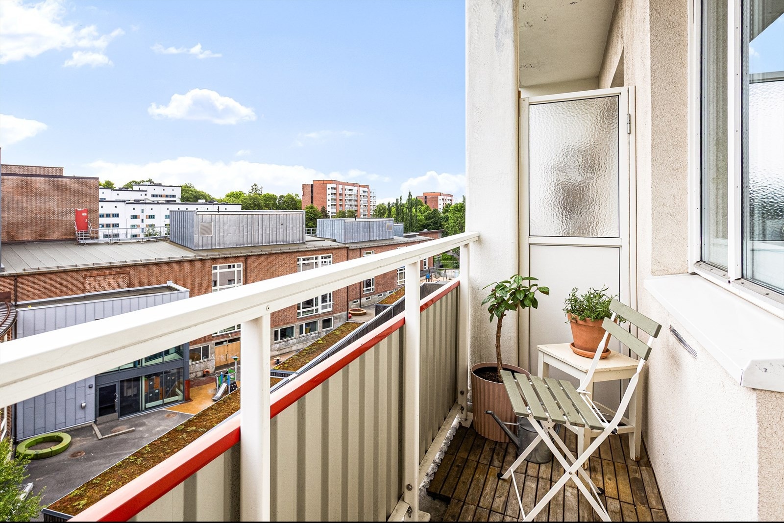 Fin balkong med sol til ca. kl 13:00 i sommerhalvåret Galleribilde