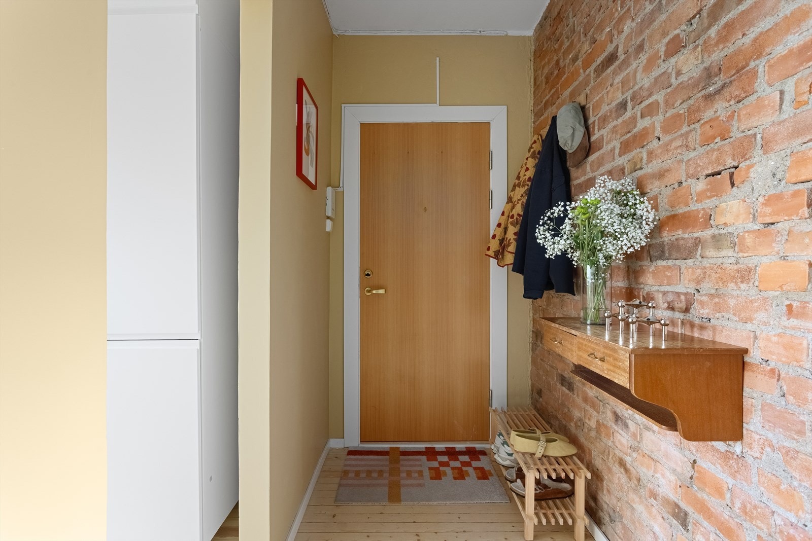 Innbydende éntre med dørcalling. Her er det god plass til henging av yttertøy, skoskap og lignende Galleribilde