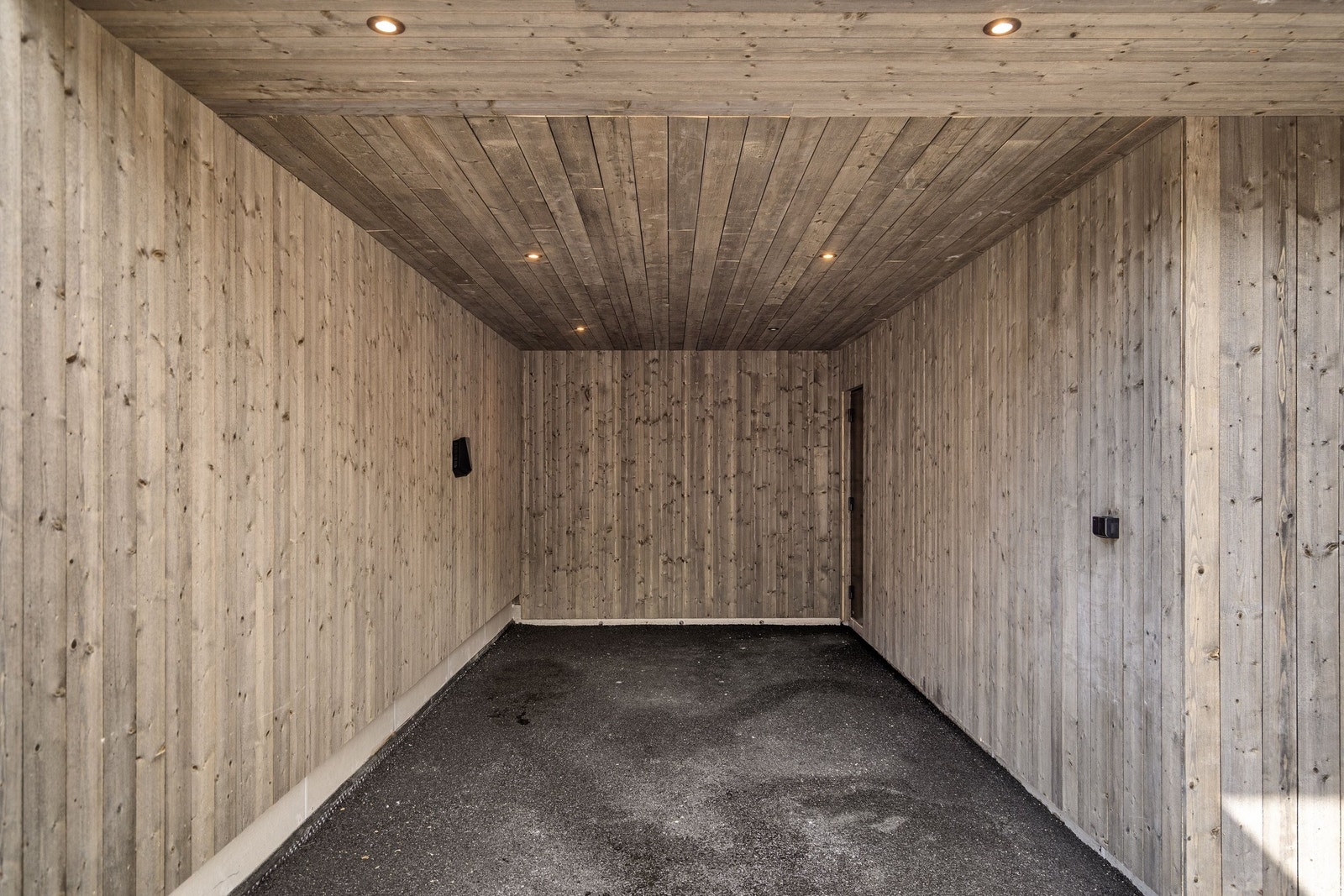 Carport med el-billader og dobbelt strømuttak Galleribilde