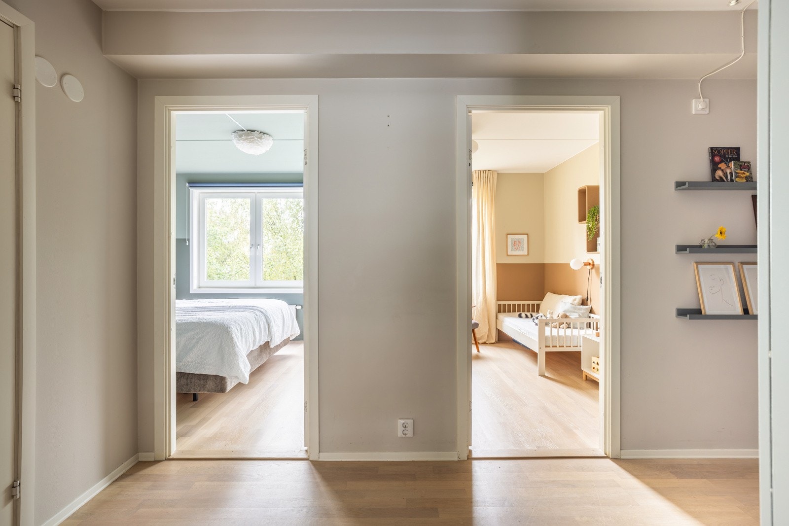 Her bor du godt i et moderne bygg fra 2013 med garasjeplass i kjeller, heis, fjernvarme og balansert ventilasjon. Galleribilde