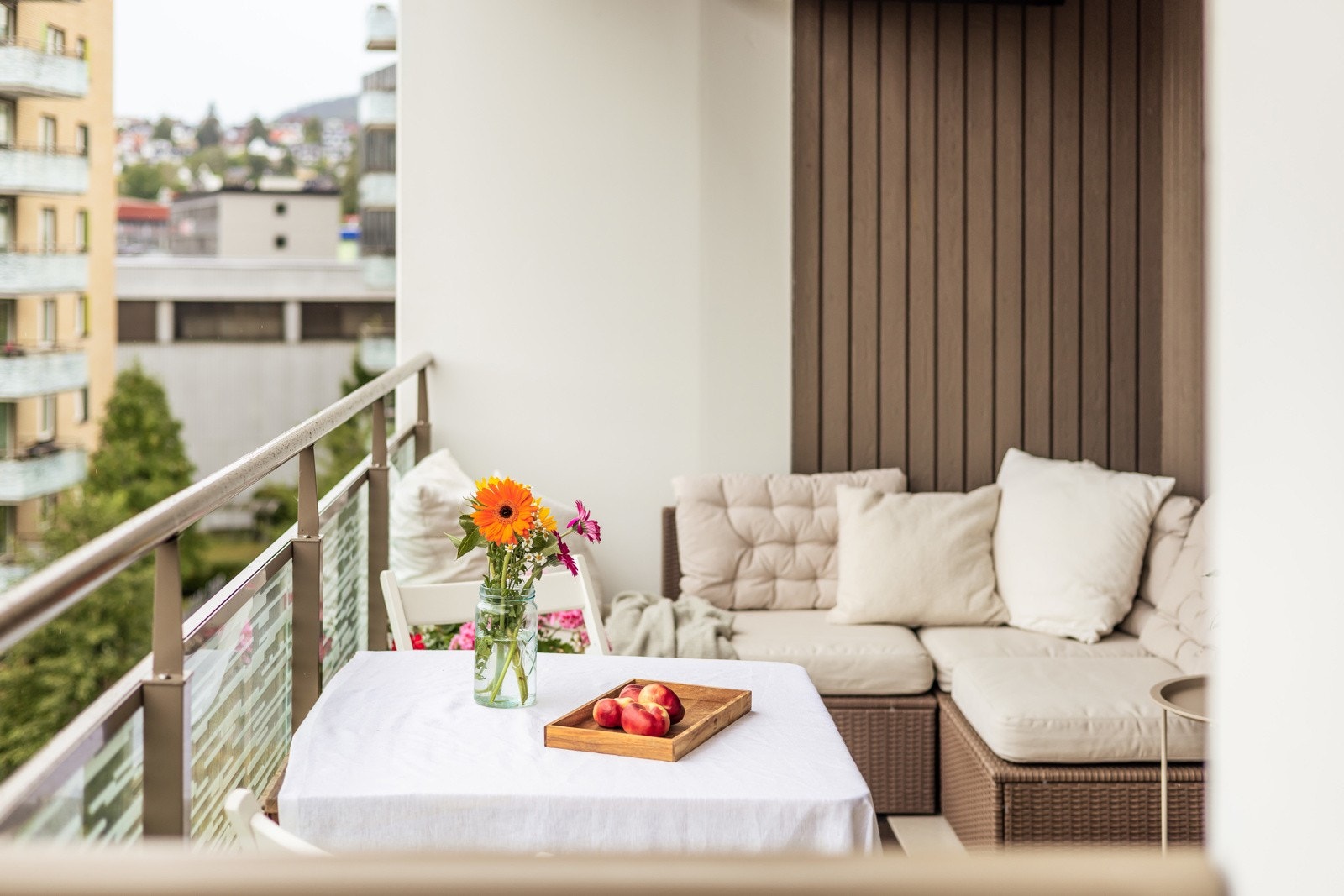 Balkongen er overbygget, har betongdekke på gulv og rekkverk av metall med glassfelt. Galleribilde