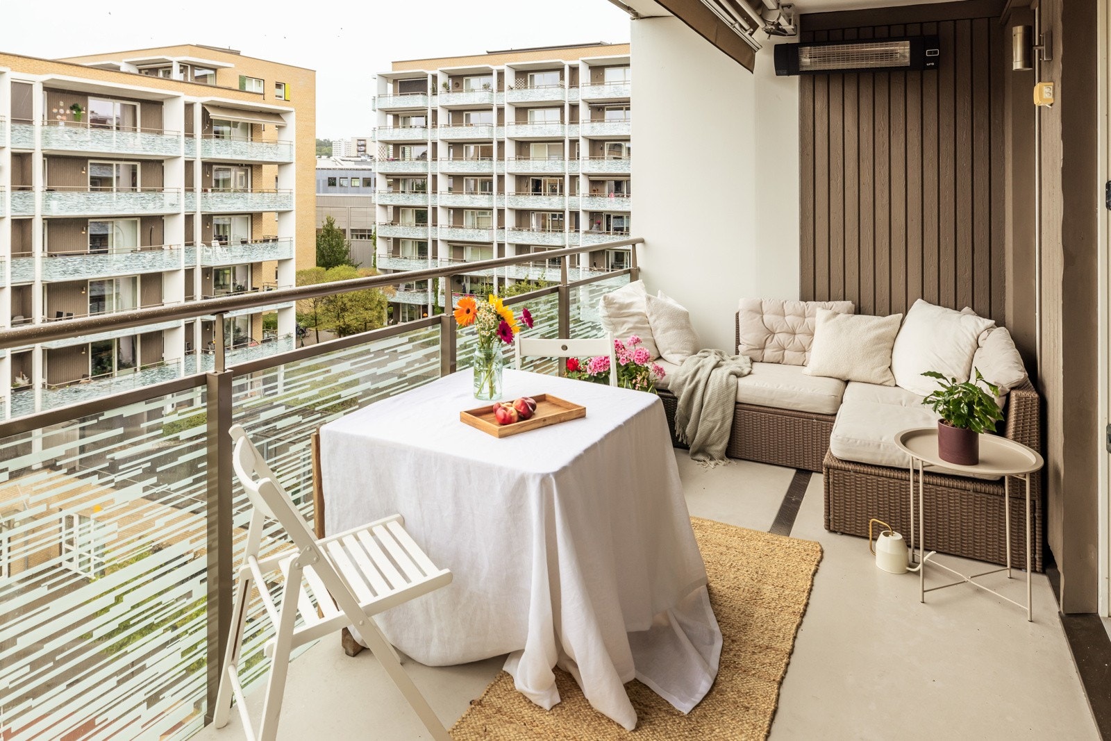 Den gode størrelsen gir plass til ulike sittegrupper, plantekasser og grill (elektriske eller gassgrill). Galleribilde