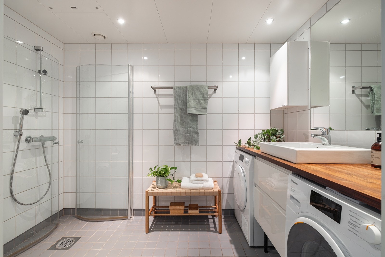 Leiligheten har et lyst og moderne baderom fra byggeåret 2013. Baderommet har tidløse grå fliser på gulv med gulvvarme, hvite fliser på veggene, downlights i himlingen og avtrekk via balansert ventilasjon. Galleribilde