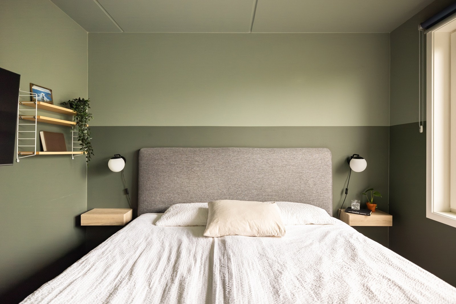 På soverommet har du naturlig plass til en stor dobbeltseng med tilhørende nattbord. Vegghengte hyller og nattbord følger med i handelen. Galleribilde