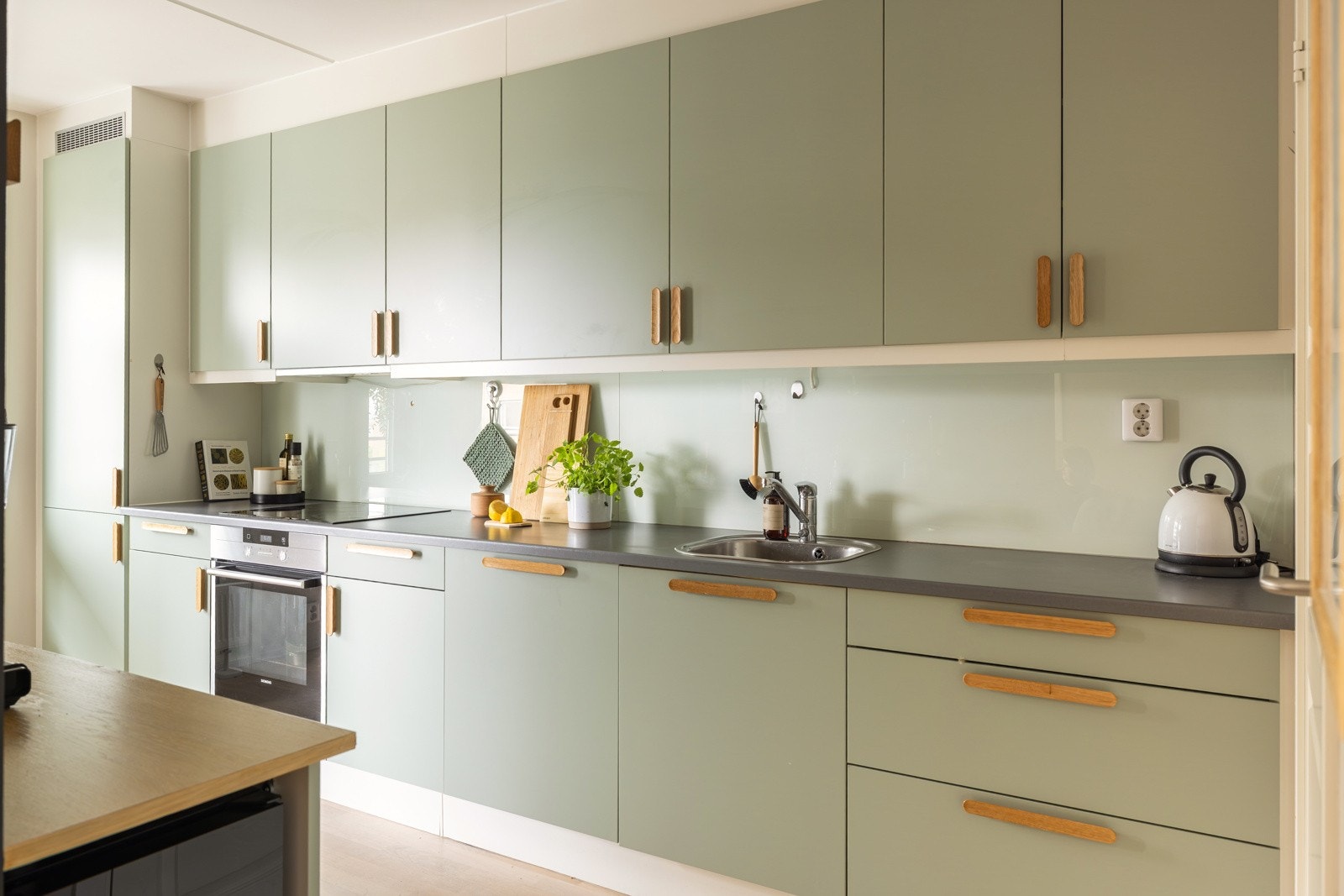 Stilrent og flott HTH-kjøkken fra 2013 som ble oppgradert i 2022. Kjøkkenet er fullt utstyrt med integrerte hvitevarer fra Siemens som medfølger i handelen. Galleribilde