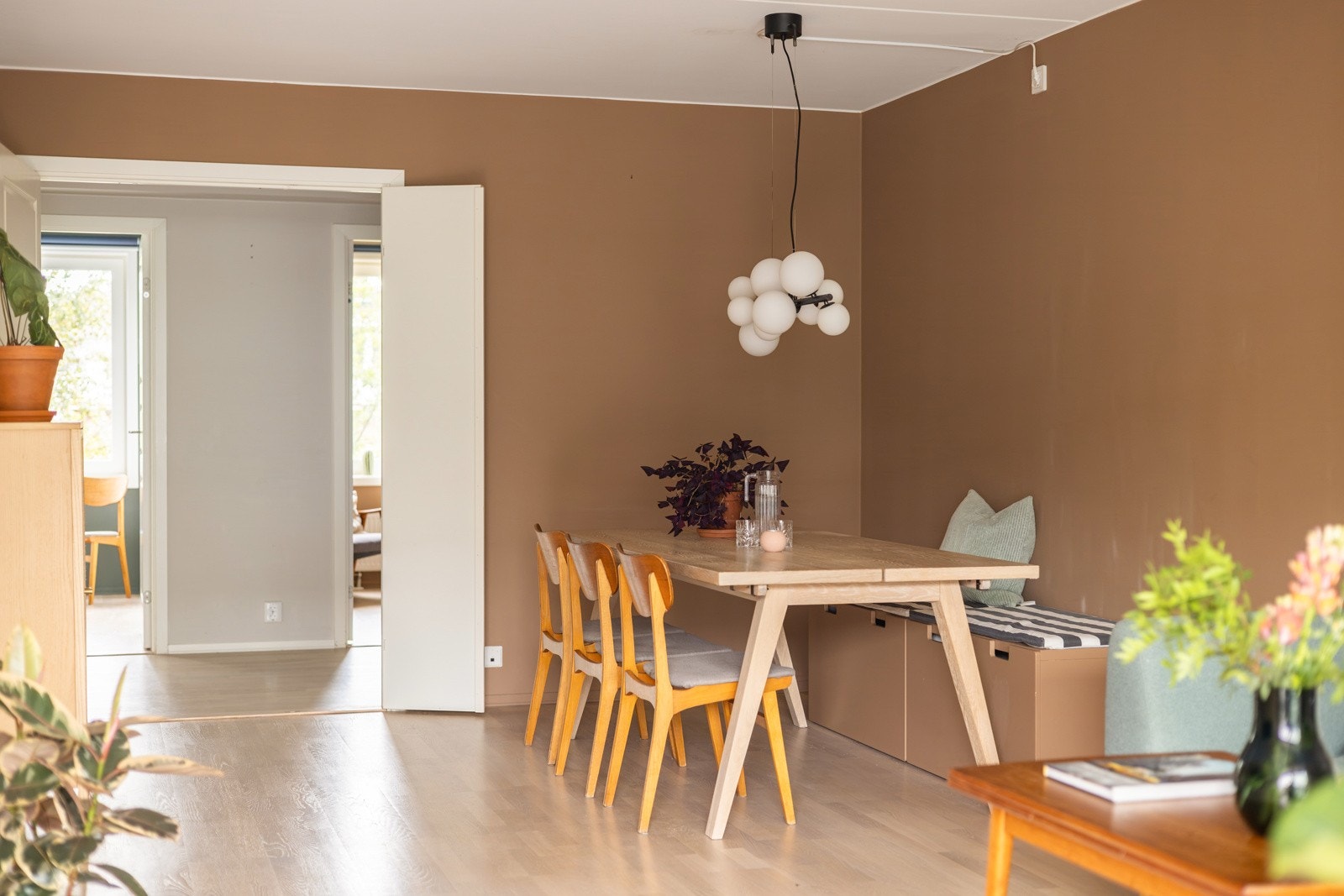 Leiligheten ligger i byggets 6. etasje, og har en gjennomgående planløsning med store rom. Galleribilde