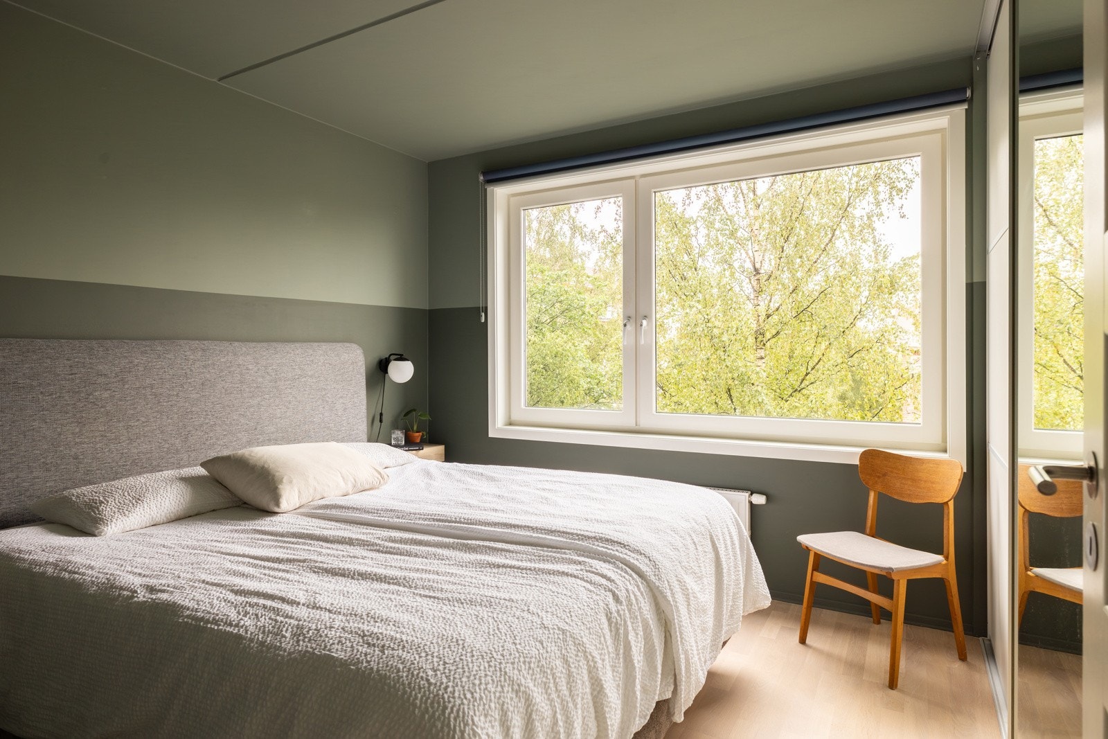 Leiligheten har et innbydende hovedsoverom som vender ut mot rolig område uten biltrafikk. Den store vindusflaten slipper inn fint lys, samtidig som det er lite innsyn og frodig utsyn. Galleribilde