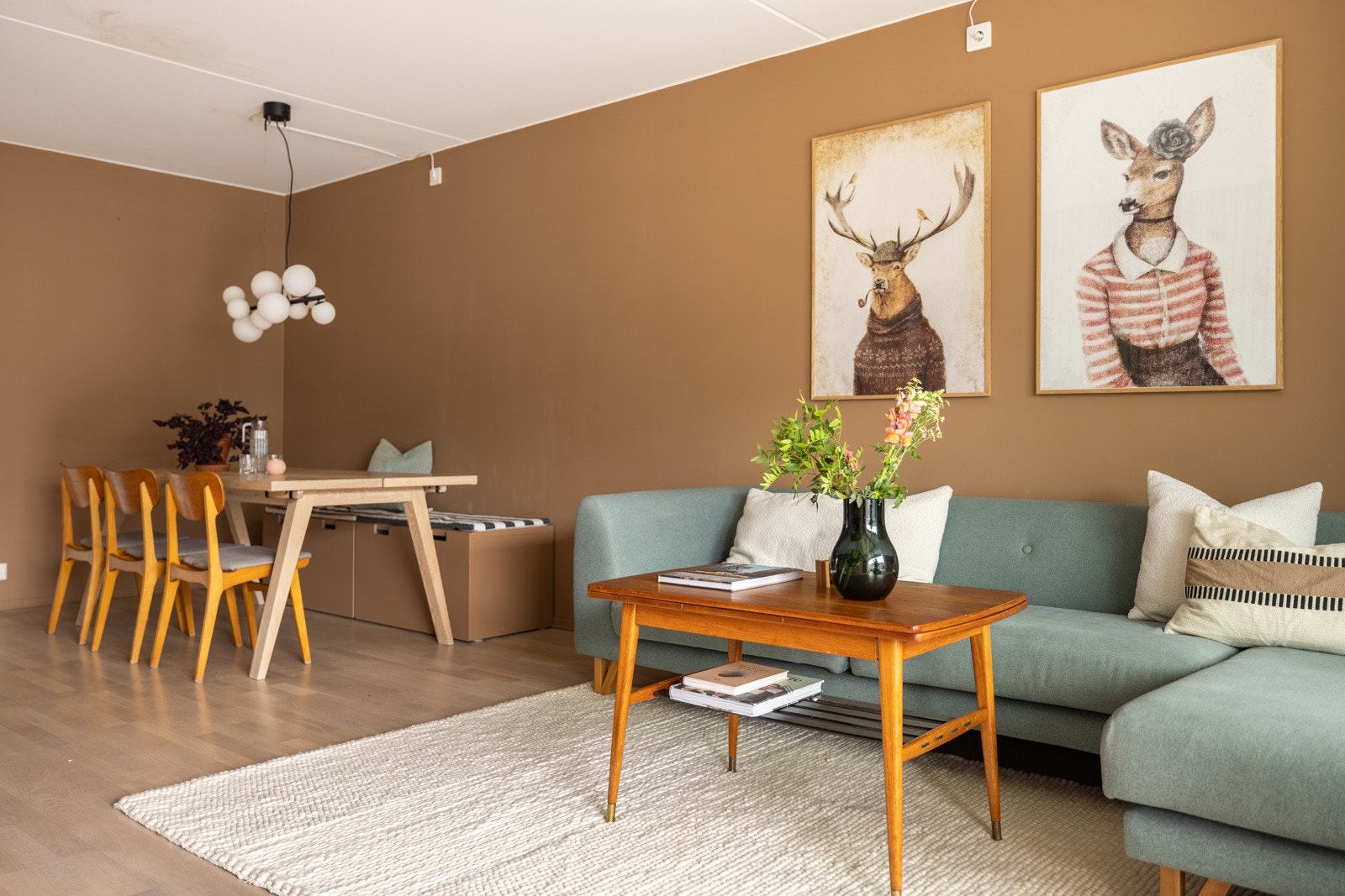 Leiligheten holdes god og lun på vinterstid med fjernvarme til radiatorer. Á-konto energi (oppvarming og varmtvann) er inkludert i felleskostnadene. Galleribilde