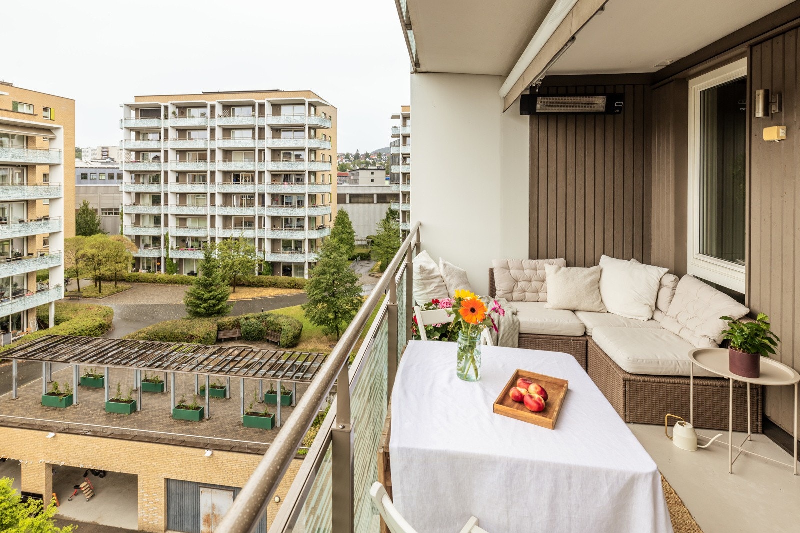 Det er montert både markise, varmelampe, utebelysning og stikkontakt. Galleribilde