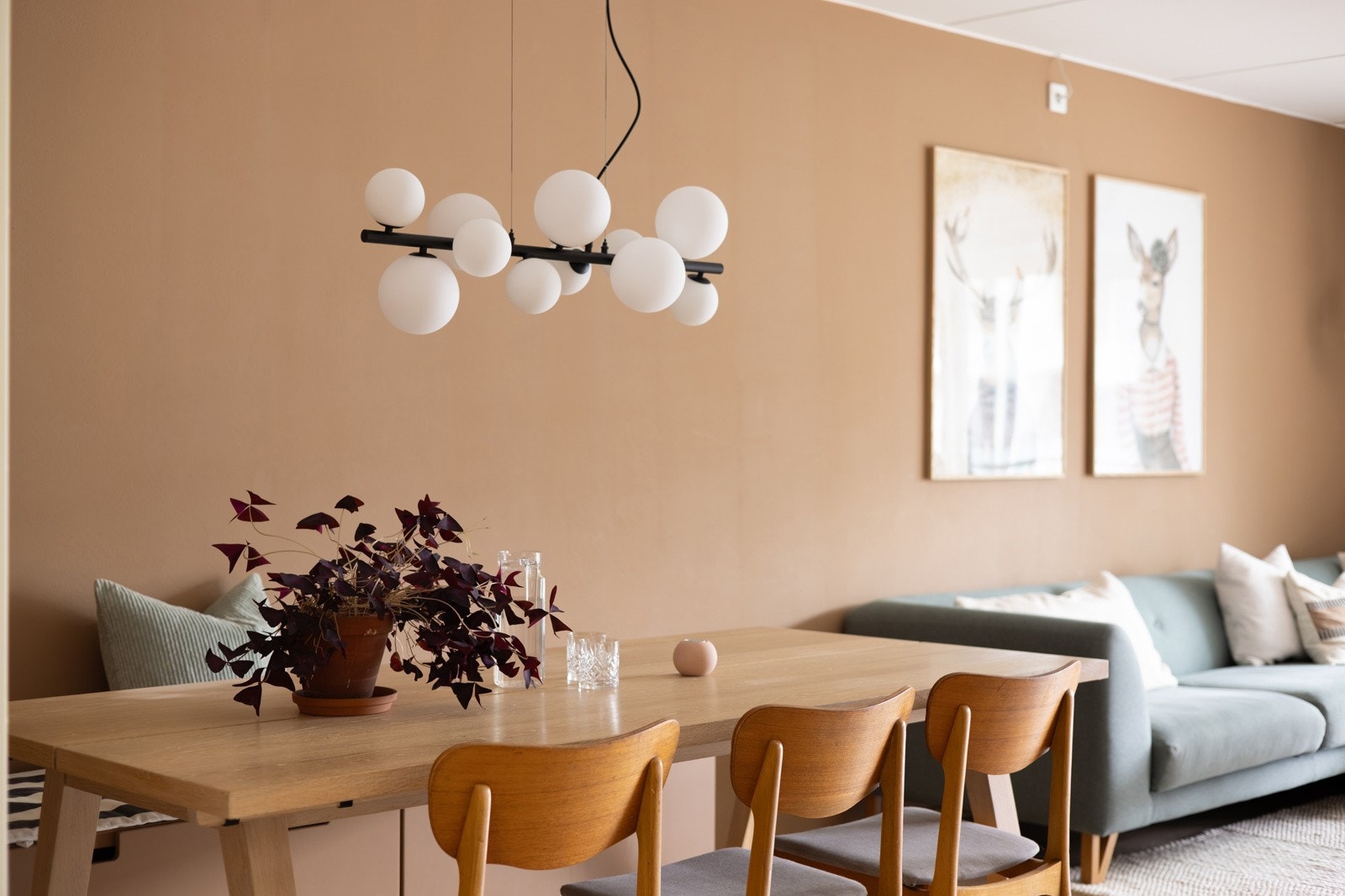 God og moderne standard med lys eikeparkett på gulv (slipt og lakkert i 2022), glatte overflater malt i nydelige varme farger med en stilig kontrastvegg dekorert med trespiler i 2022. Galleribilde