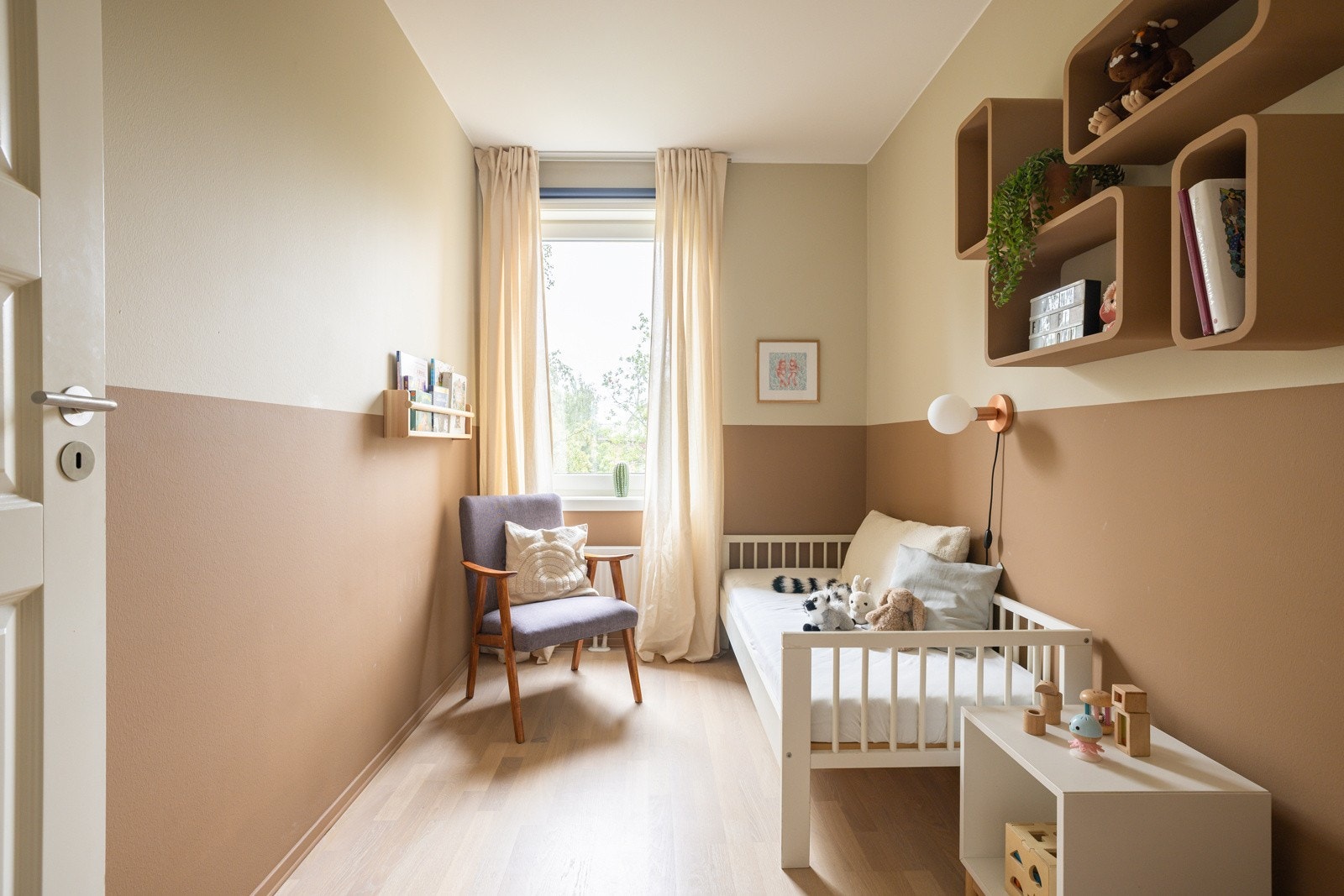 På soverommet har du plass til seng, kontorpult, kommode eller andre garderobeløsninger - alt etter eget ønske og behov. Galleribilde