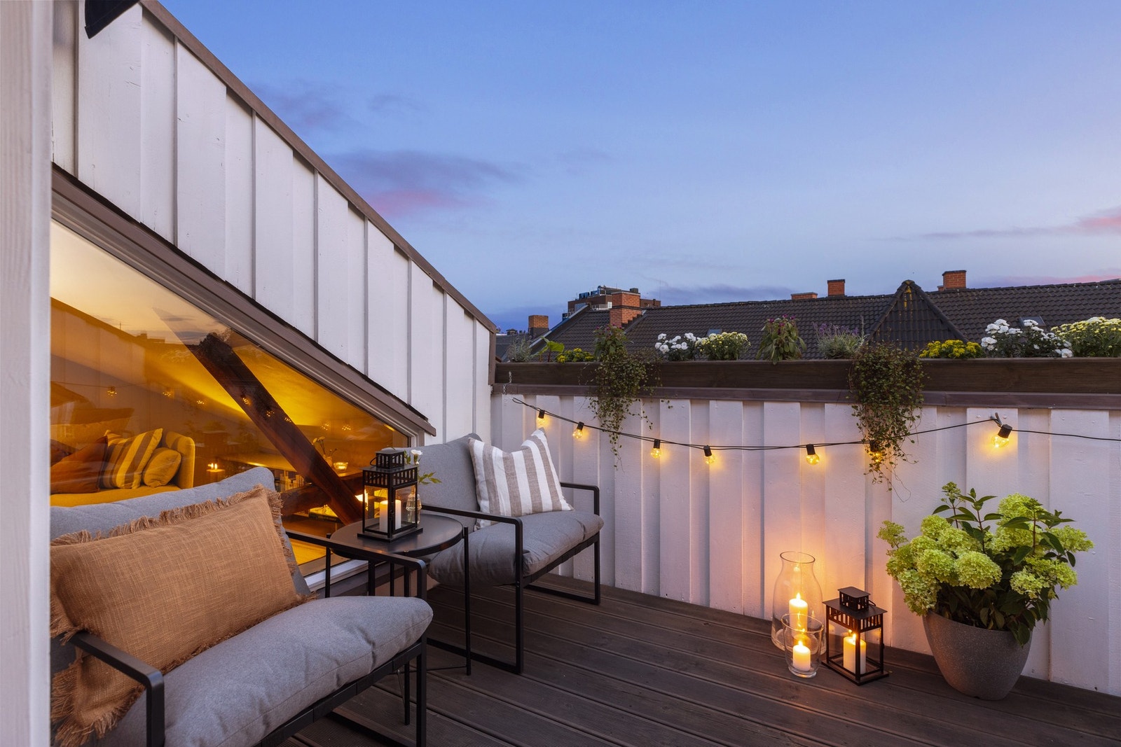 Stor, solrik og usjenert takterrasse. Galleribilde