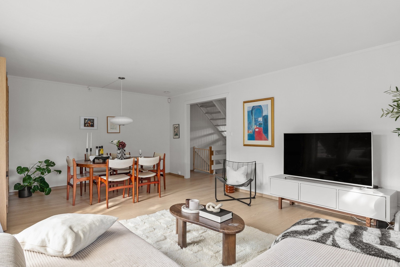 Lys og pen stue med flere møbleringsmuligheter Galleribilde