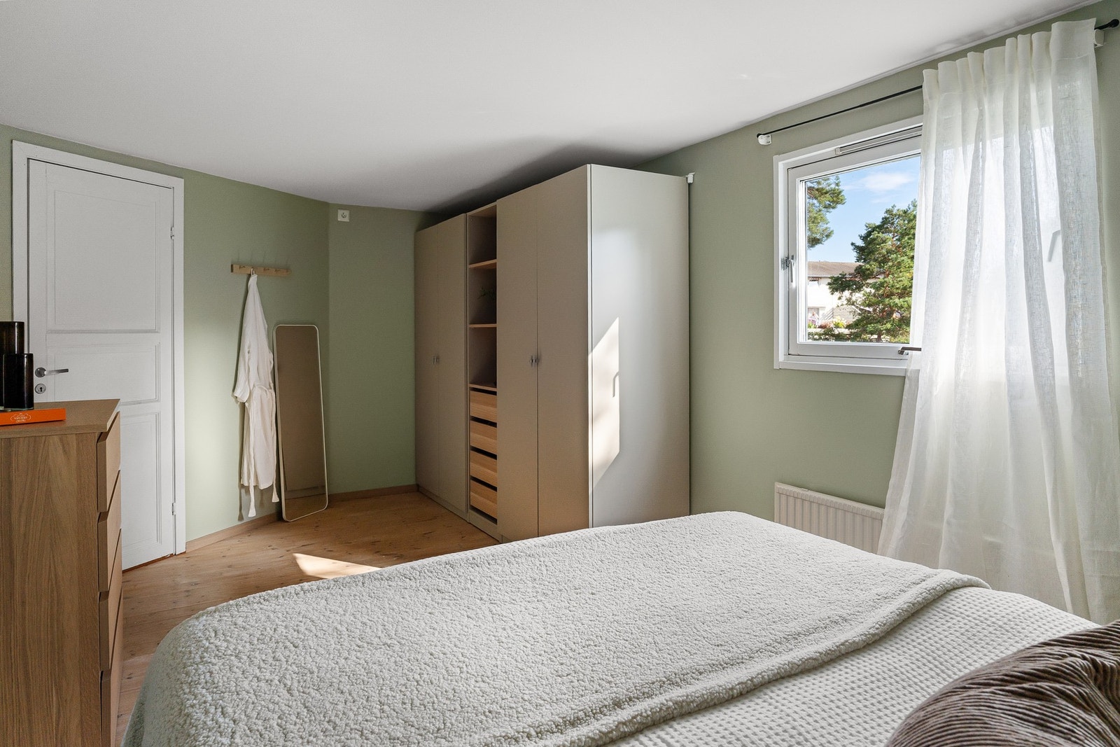 Ny garderobeløsning med god oppbevaringsplass Galleribilde