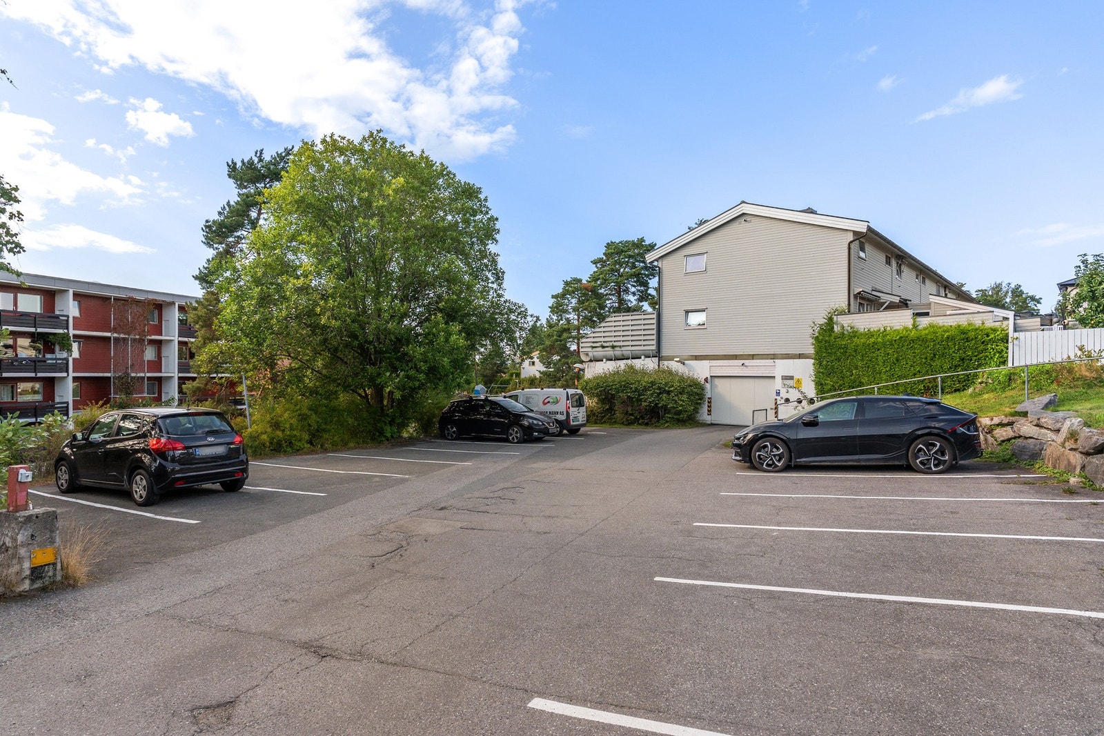 Kort avstand til garasjeplass med mulighet for elbillader. Godt med gjesteparkering i borettslaget Galleribilde