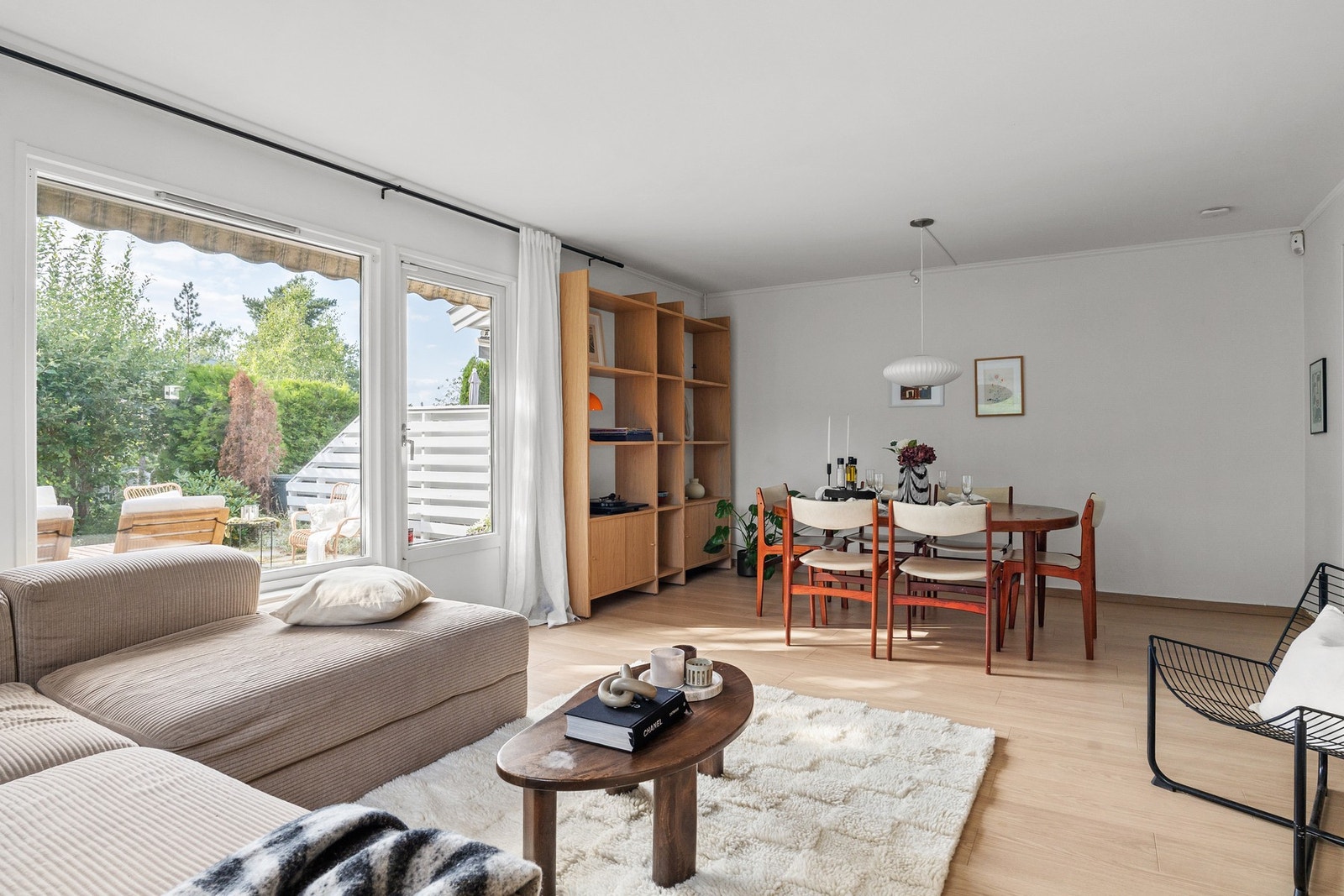 Stuen har utgang til solrik uteplass. Markiser for solskjerming Galleribilde