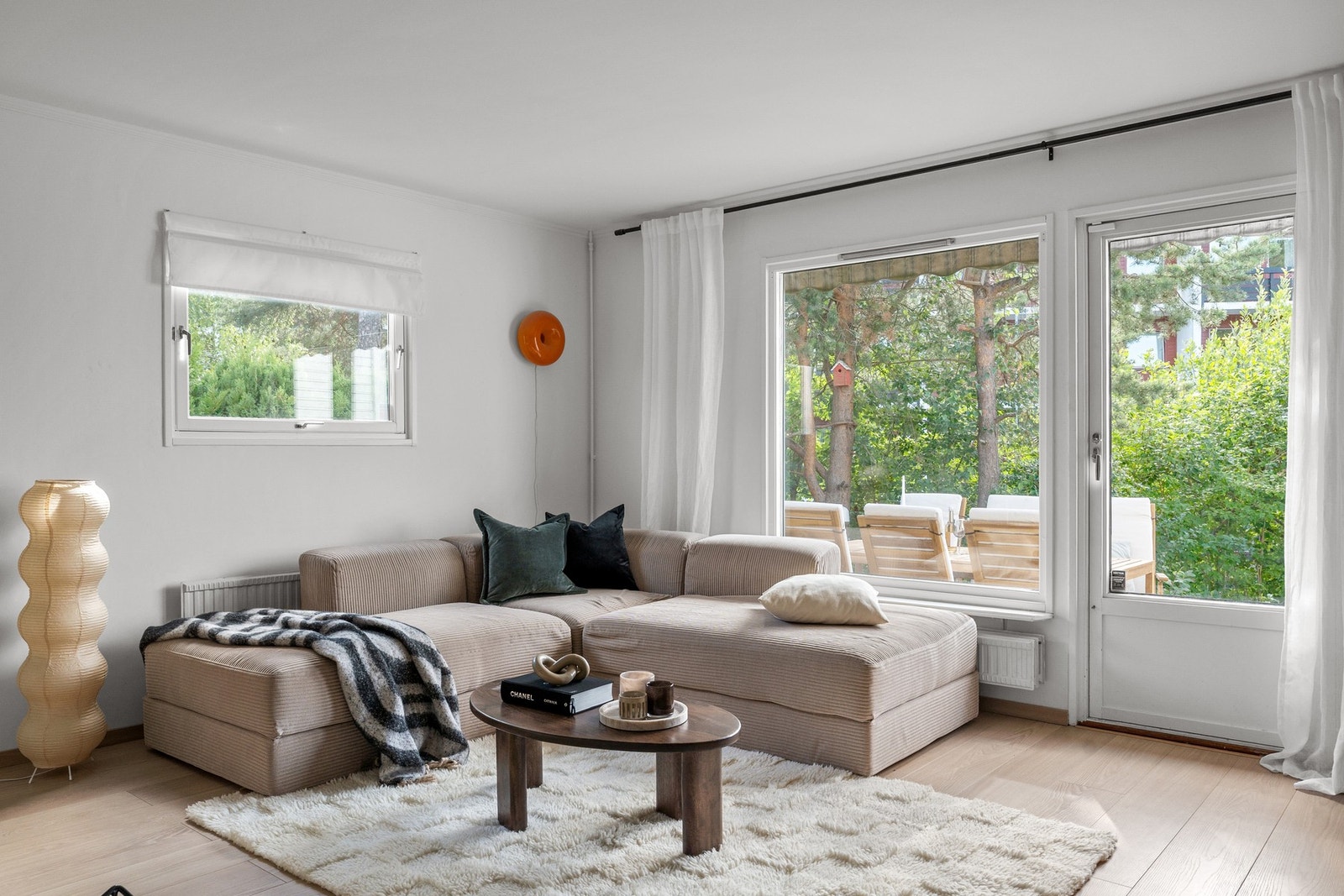 Boligen ligger skjermet for innsyn. Vegger og tak i 1. og 2. etasje ble malt i 2025 Galleribilde