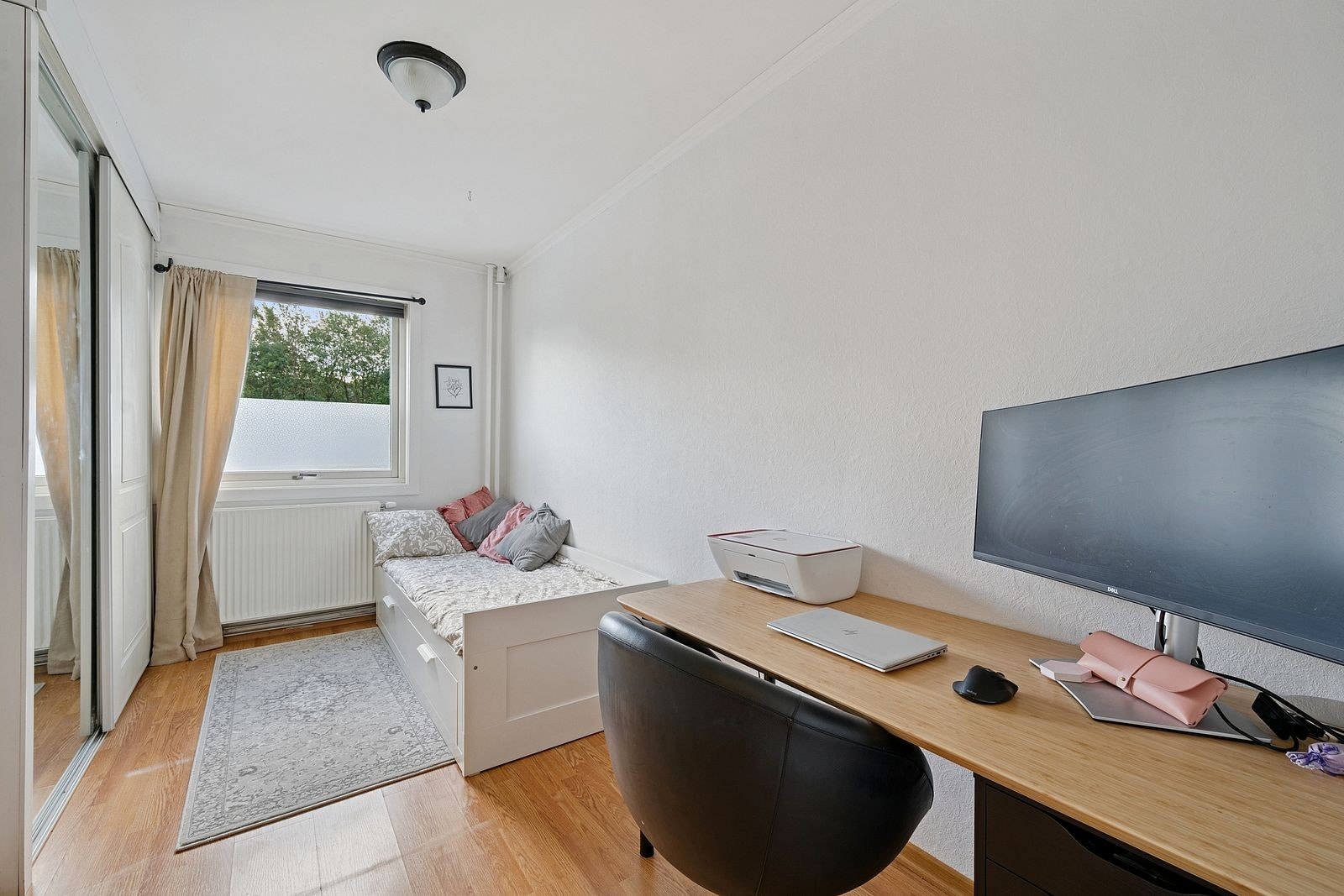 Kontor-/gjesterommet gir deg et rolig sted å jobbe hjemmefra, eller overnattingsplass når du har besøk. Galleribilde