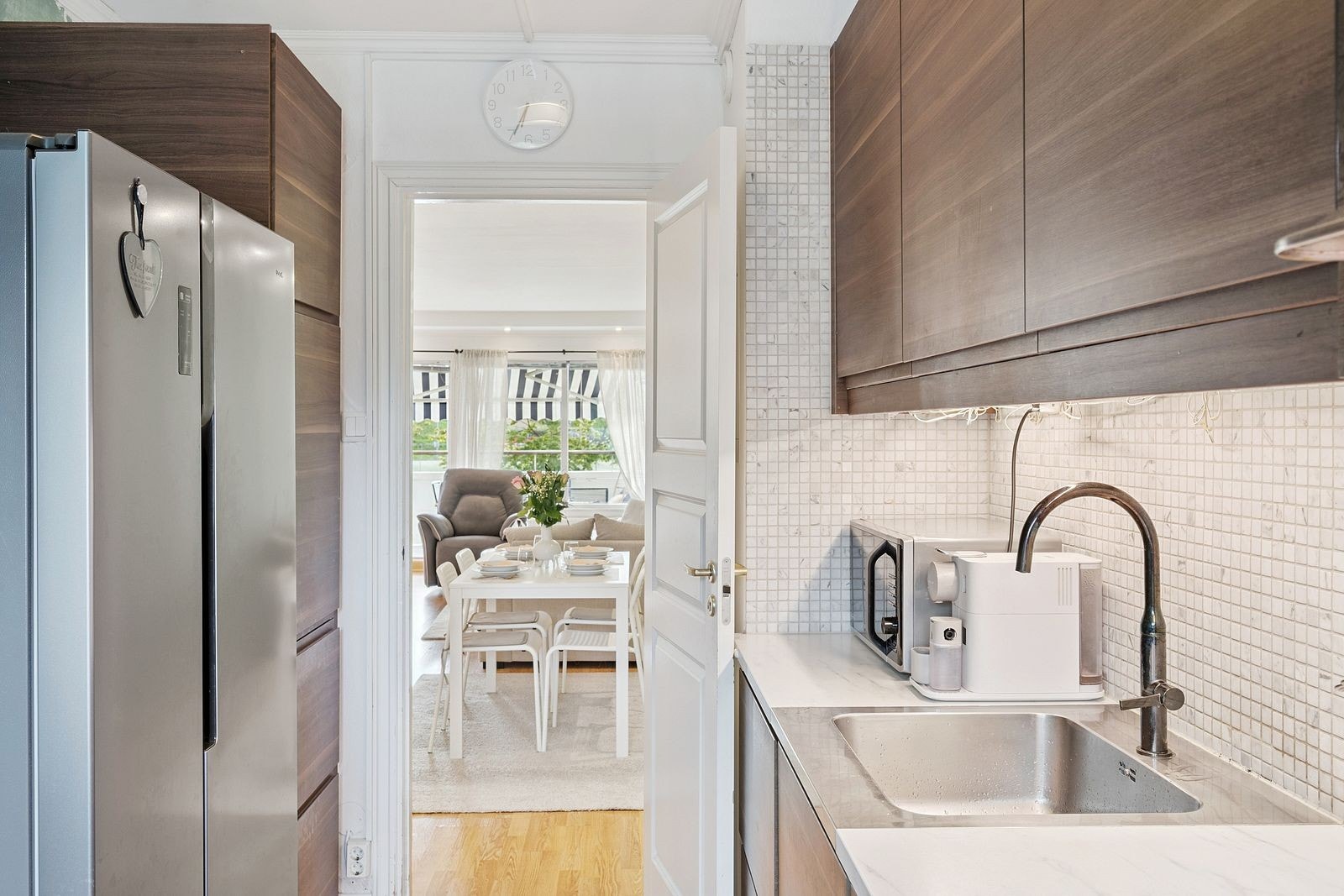 Godt med oppbevaring og gjennomtenkt arbeidsflate for matlaging. Galleribilde