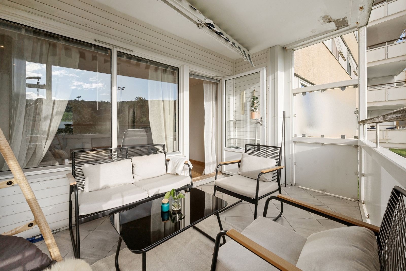 Perfekt uteplass for morgenkaffe eller kveldssol. Galleribilde