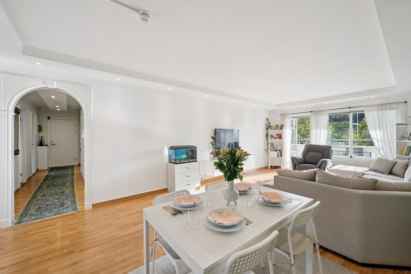 Åpen og innbydende stue med plass til både sofakrok og spisegruppe. Galleribilde