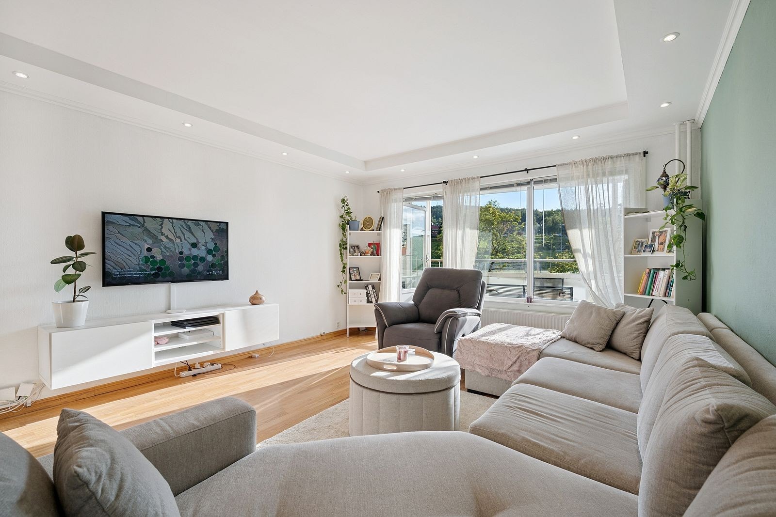 Fra stuen er det direkte utgang til balkongen - med en sømløs overgang fra det lyse interiøret og stilrene spotlight-løsningen. Galleribilde