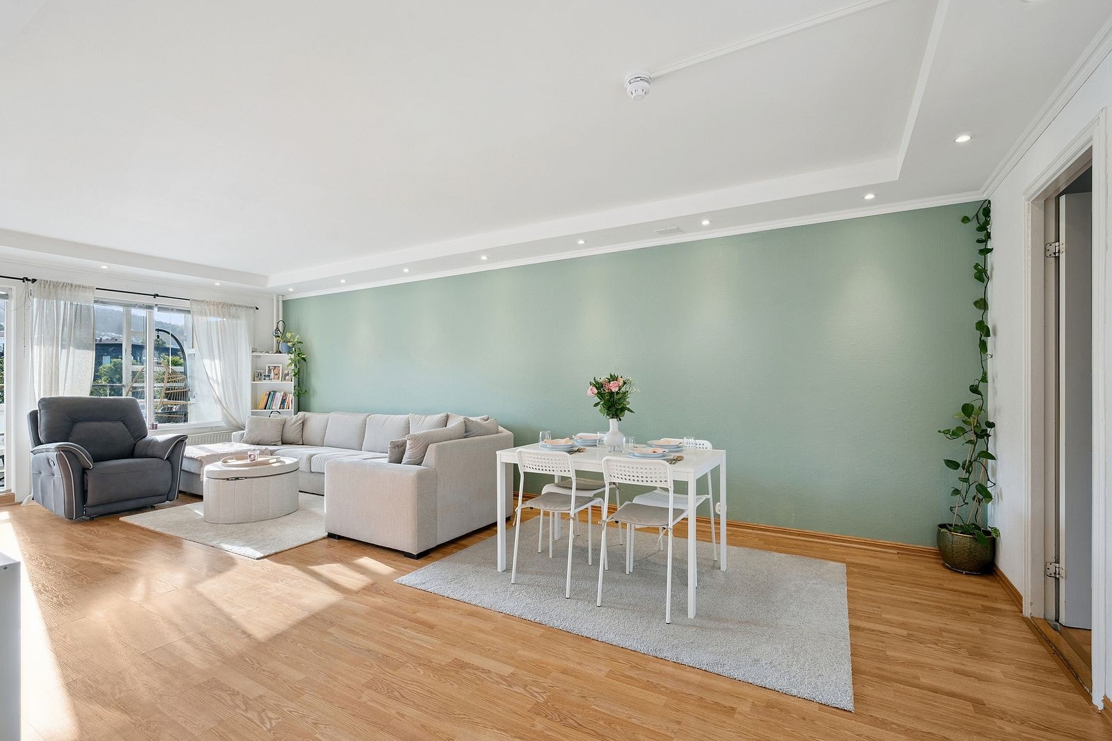 Slettmalte flater og moderne fargevalg gir rommet et stilrent uttrykk. Galleribilde