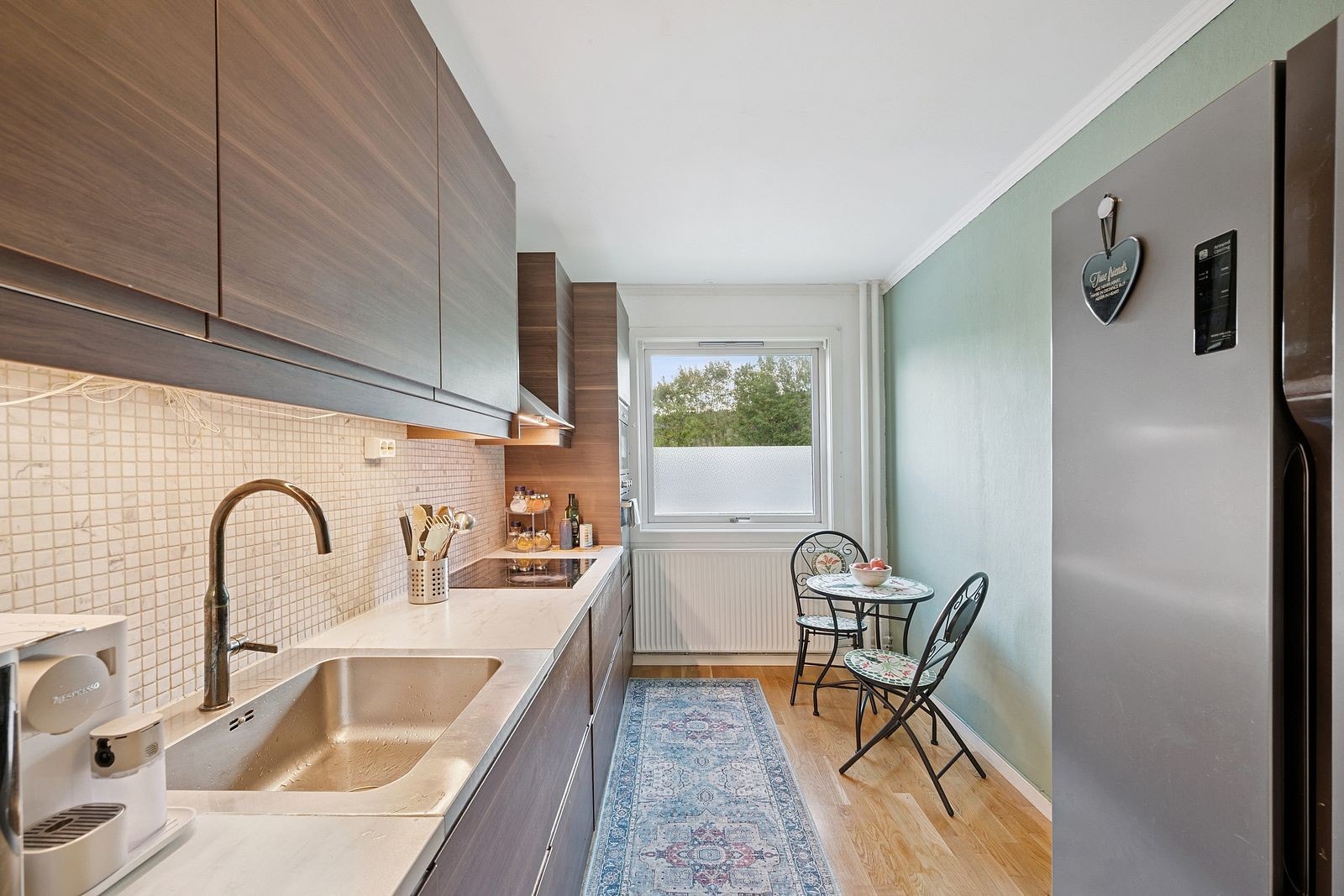 Tidløst og funksjonelt kjøkken med godt med skap- og benkeplass. Galleribilde