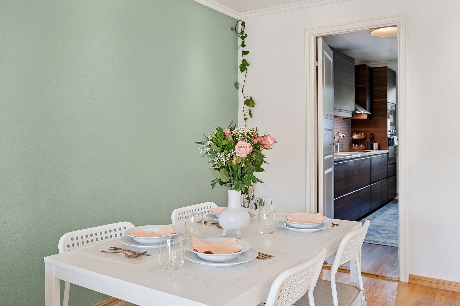 Plass til spisebord - perfekt til frokostkaffen eller middag med venner. Galleribilde