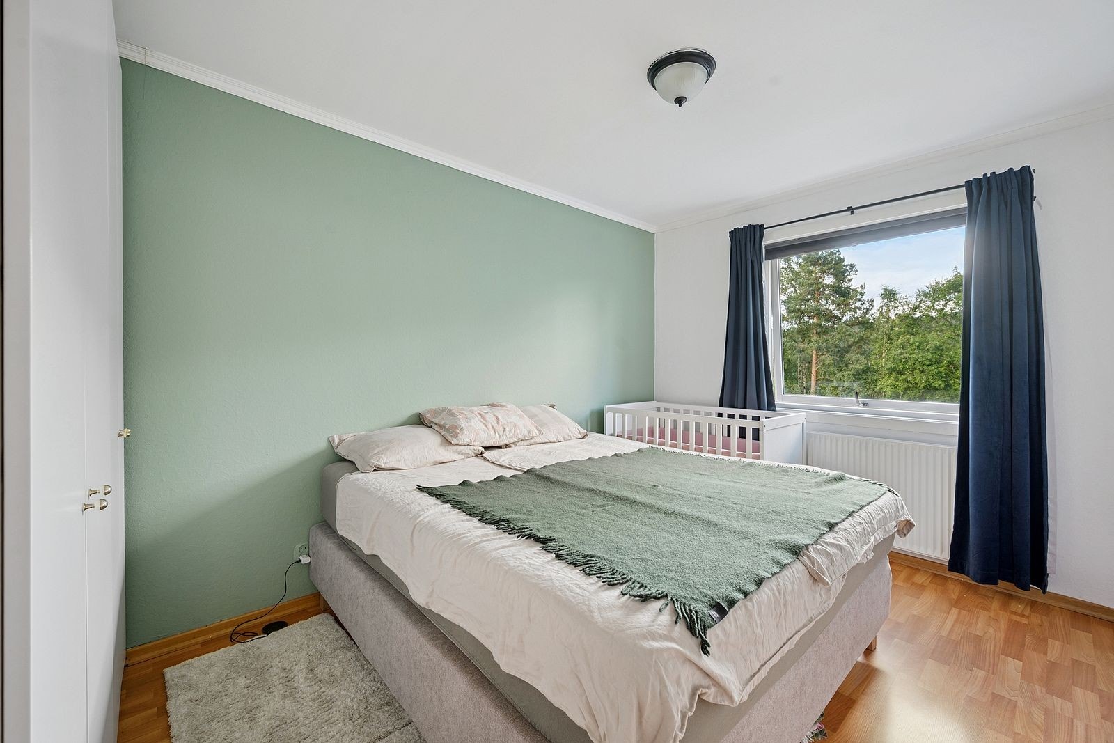 Hovedsoverommet er romslig og lyst, med plass til dobbeltseng og god garderobeløsning. Galleribilde