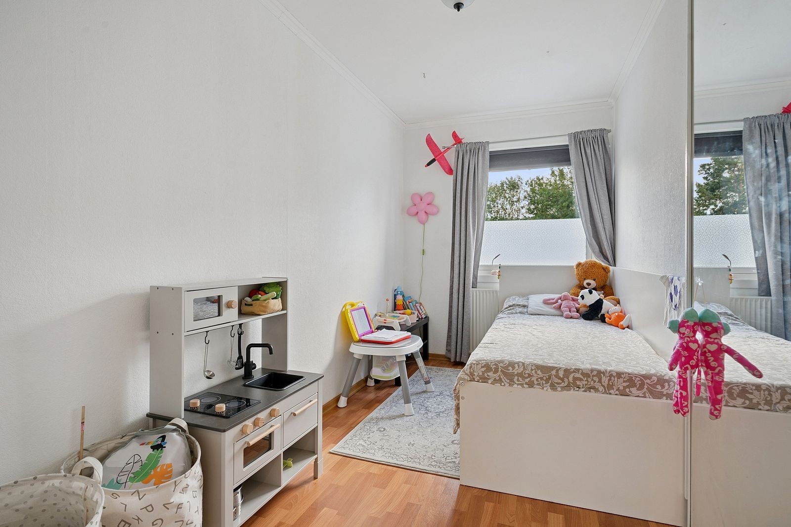 Barnerommet er lunt og innbydende, med god plass til både lek og oppbevaring. Galleribilde