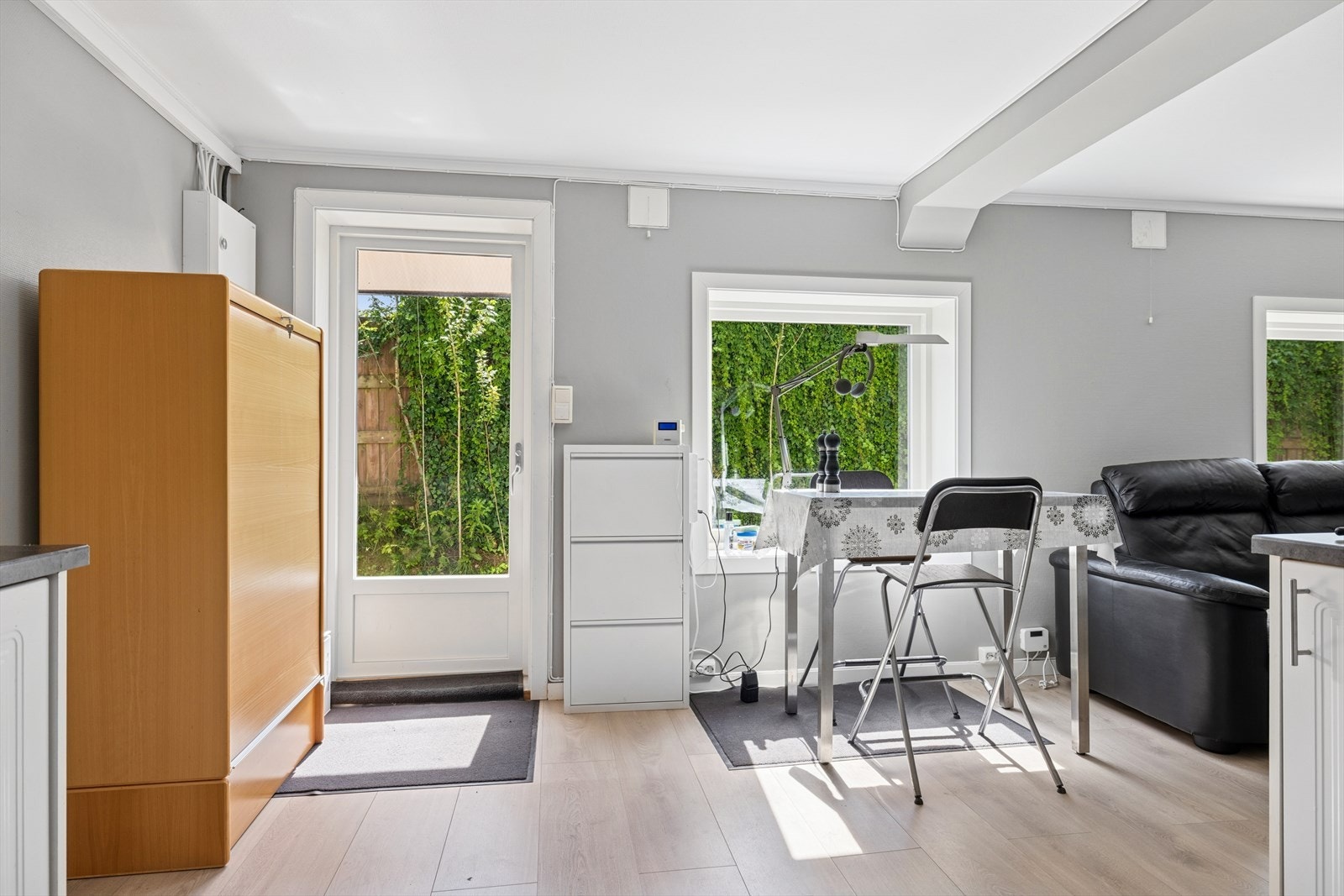 Stue og kjøkken i 1. etasje (Selger har søkt og fått vedtak om endring av kjeller fra tilleggsdel til hoveddel i enebolig, boligens første etasje. Nåværende eier har nå søkt om ferdigattest for vedtaket, men ikke fått svar fra kommunen). Galleribilde