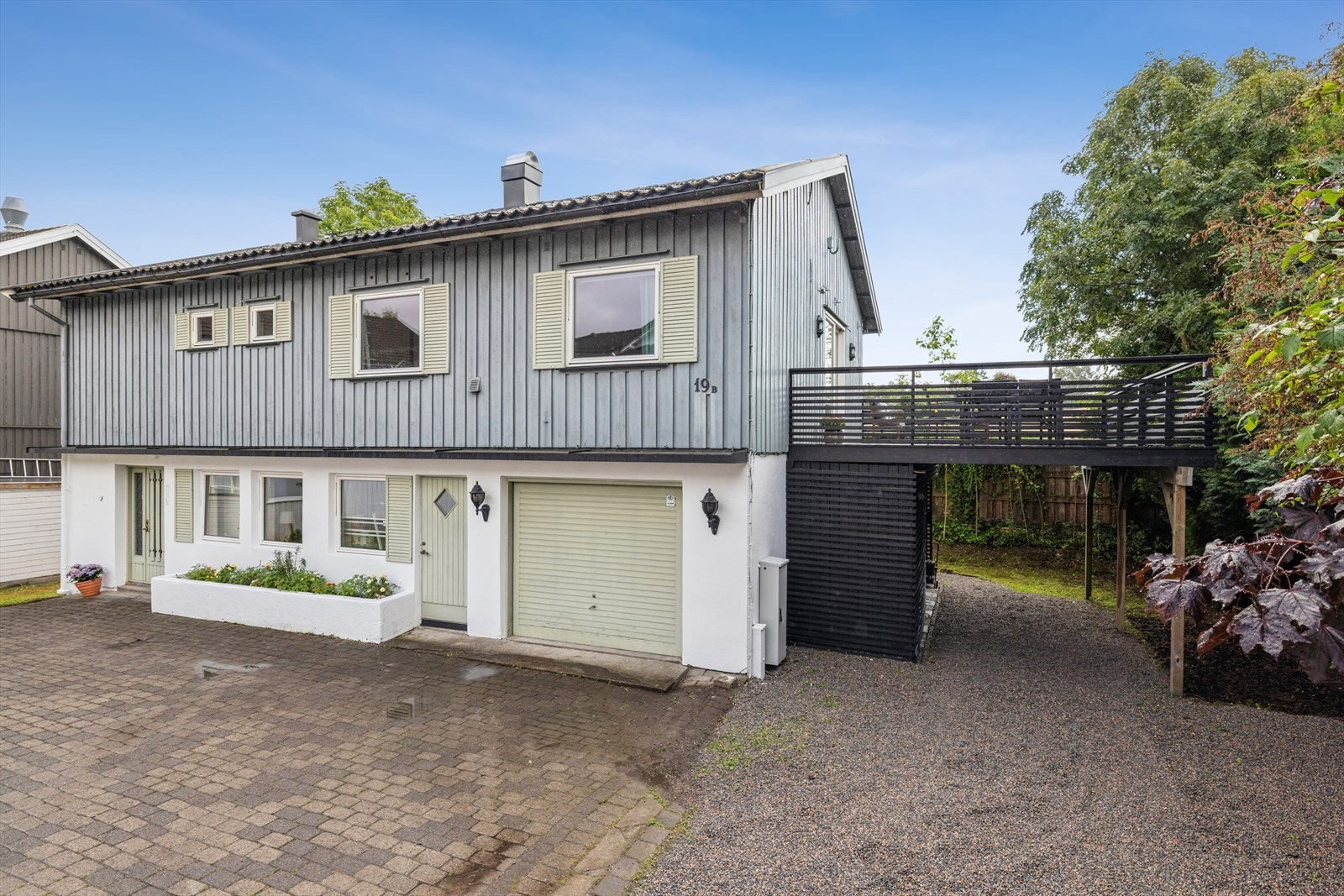 Gode parkeringsmuligheter for sykler og biler. Galleribilde