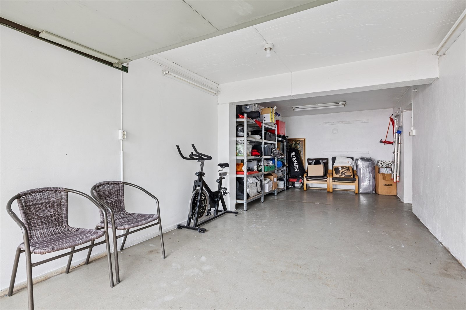 Garasjen din er meget lang! Her får du plass til både bil, sykkel eller ett romslig hobby verksted. Galleribilde