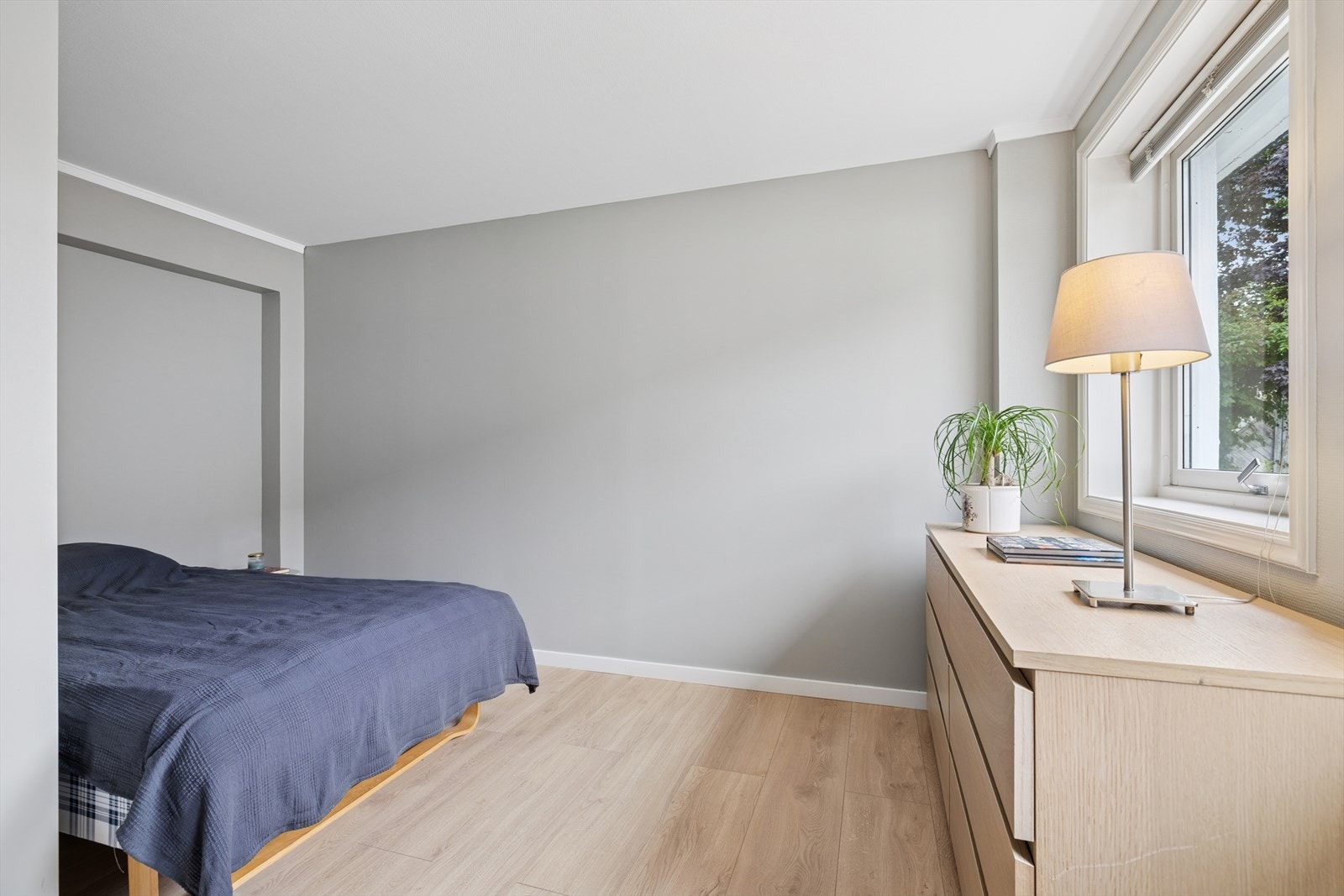 Soverom i 1. etasje. (Selger har søkt og fått vedtak om endring av kjeller fra tilleggsdel til hoveddel i enebolig, boligens første etasje. Nåværende eier har nå søkt om ferdigattest for vedtaket, men ikke fått svar fra kommunen). Galleribilde