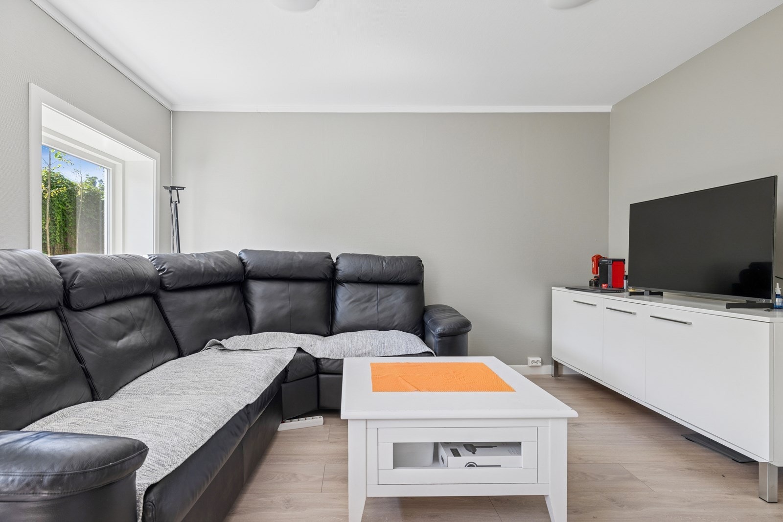 Stue i 1. etasje. (Selger har søkt og fått vedtak om endring av kjeller fra tilleggsdel til hoveddel i enebolig, boligens første etasje. Nåværende eier har nå søkt om ferdigattest for vedtaket, men ikke fått svar fra kommunen). Galleribilde