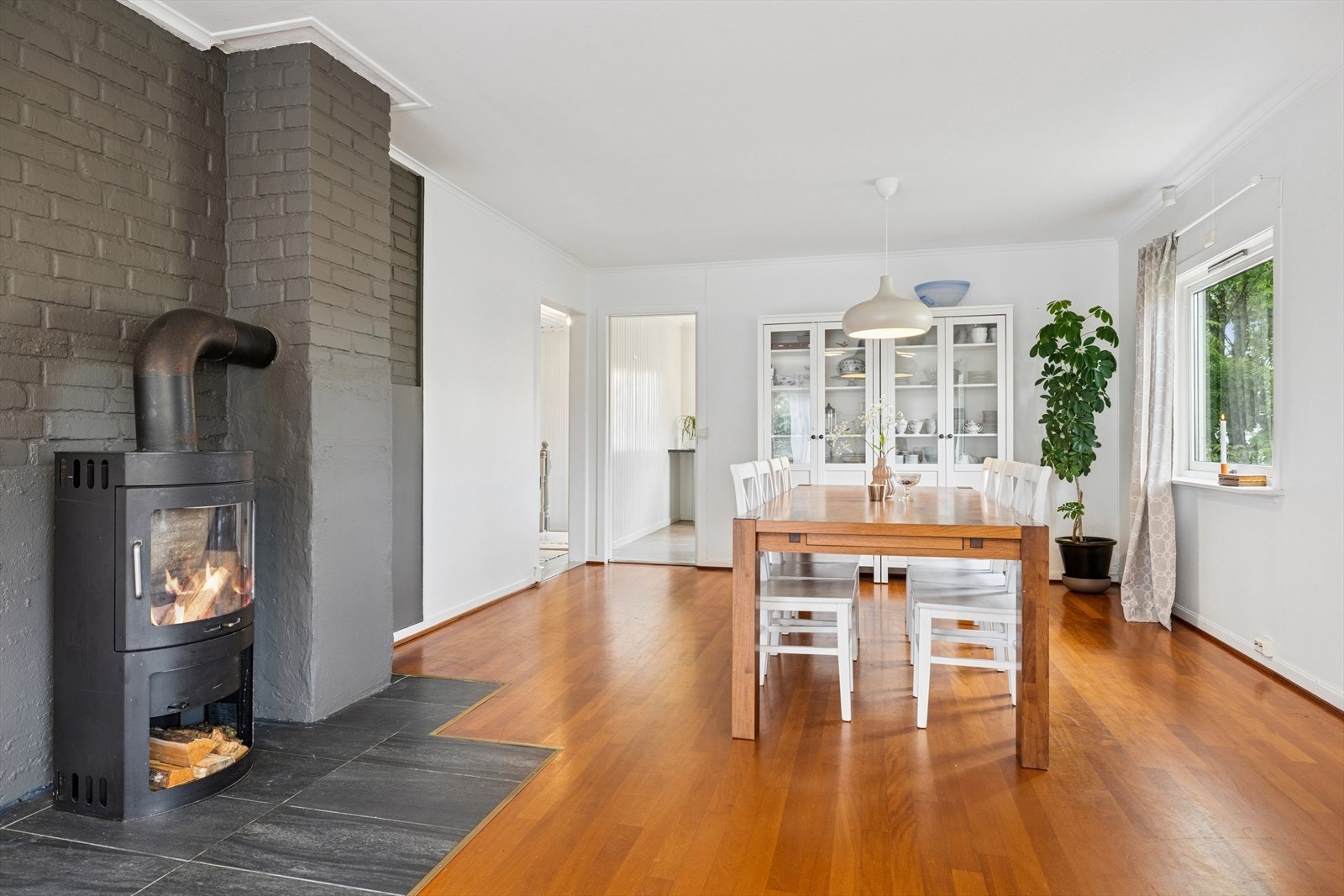 Romslig og lys stue med god plass til spisebord og sofakrok. Galleribilde