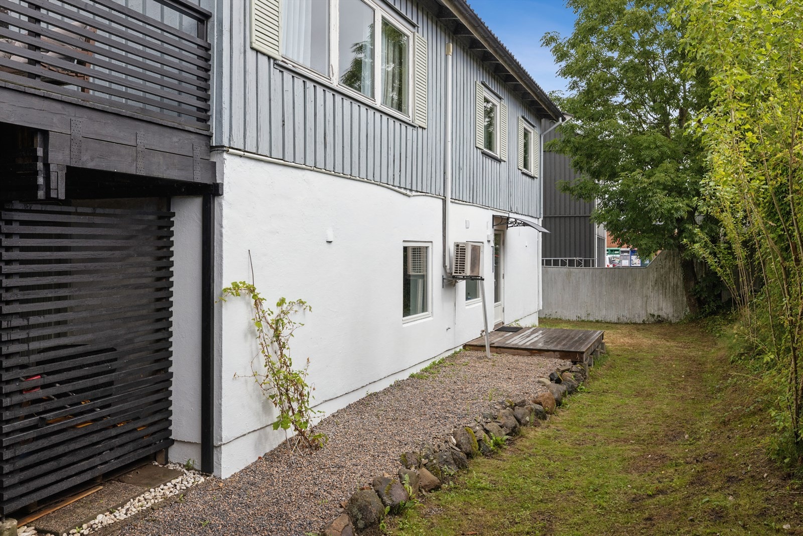 Inngang til utleiedel (Selger har søkt og fått vedtak om endring av kjeller fra tilleggsdel til hoveddel i enebolig, boligens første etasje. Nåværende eier har nå søkt om ferdigattest for vedtaket, men ikke fått svar fra kommunen). Galleribilde