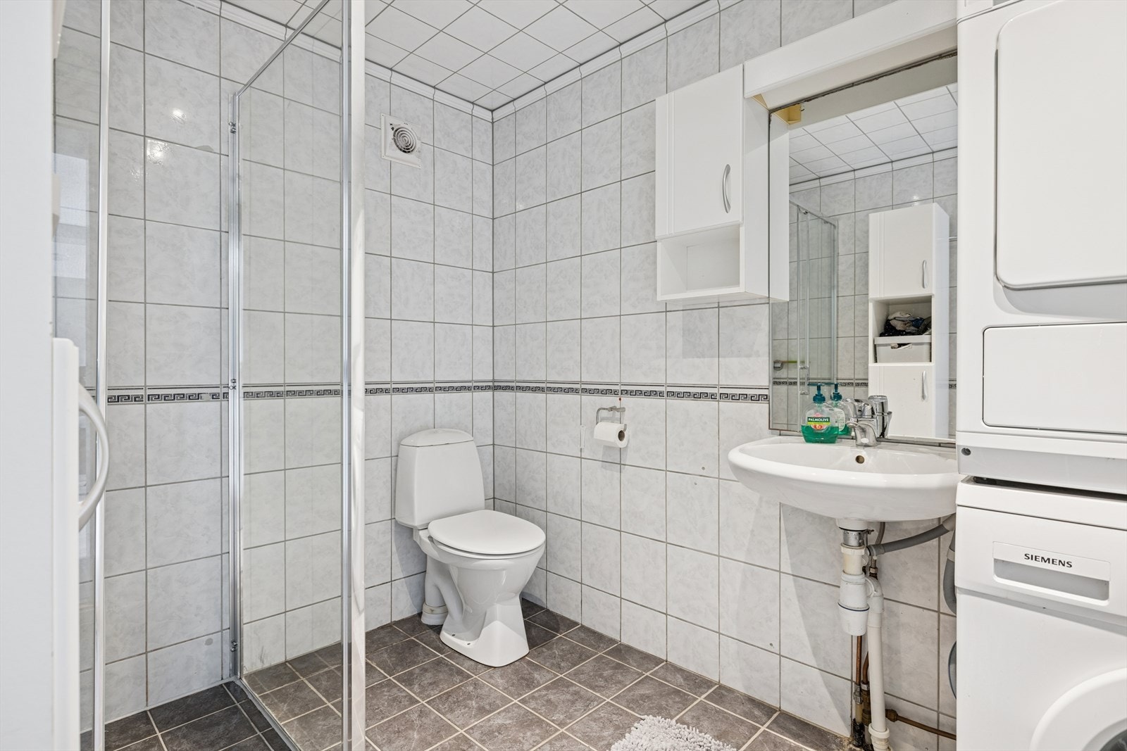 Bad i 1. etasje. (Selger har søkt og fått vedtak om endring av kjeller fra tilleggsdel til hoveddel i enebolig, boligens første etasje. Nåværende eier har nå søkt om ferdigattest for vedtaket, men ikke fått svar fra kommunen). Galleribilde