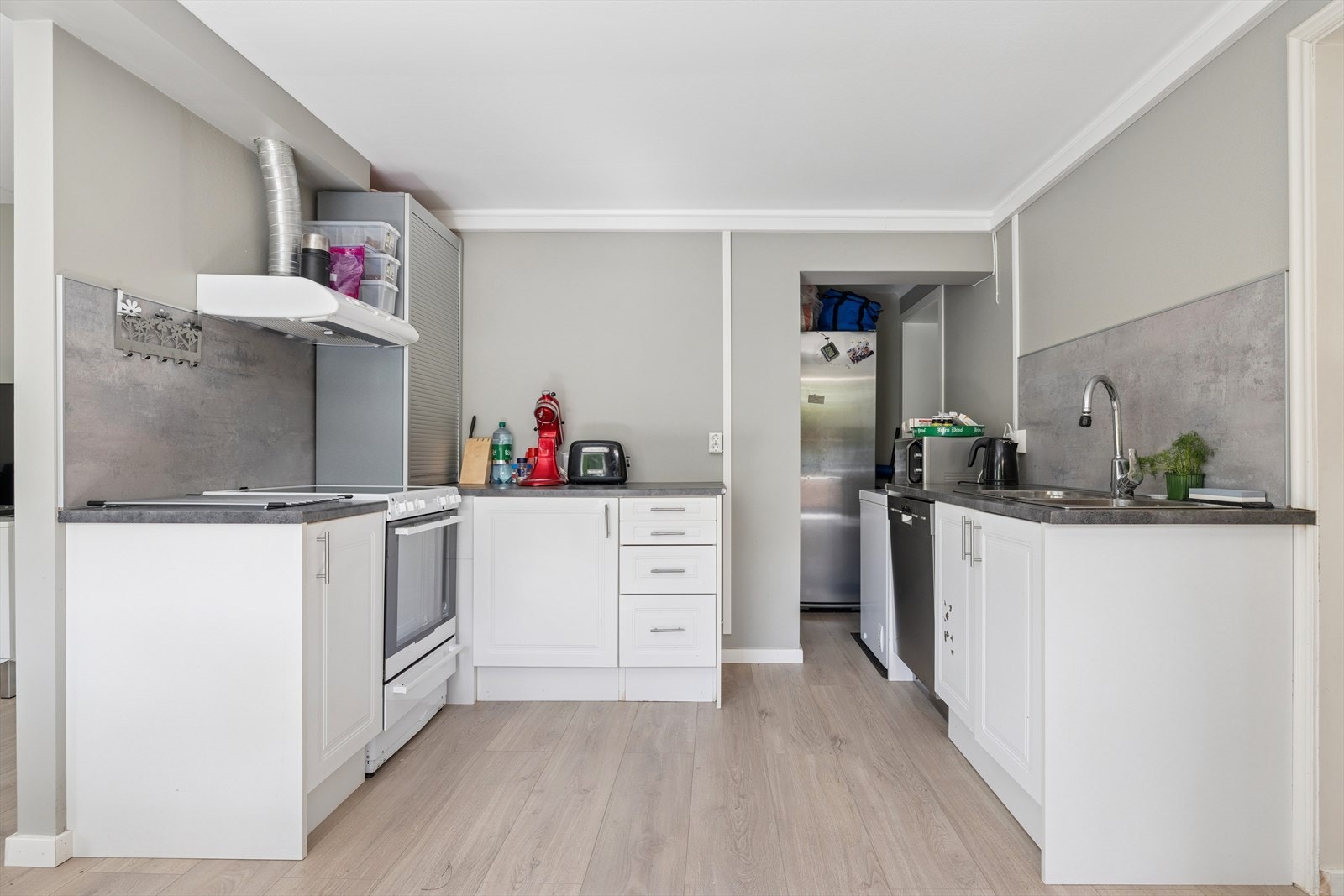 Kjøkken i 1. etasje. (Selger har søkt og fått vedtak om endring av kjeller fra tilleggsdel til hoveddel i enebolig, boligens første etasje. Nåværende eier har nå søkt om ferdigattest for vedtaket, men ikke fått svar fra kommunen). Galleribilde