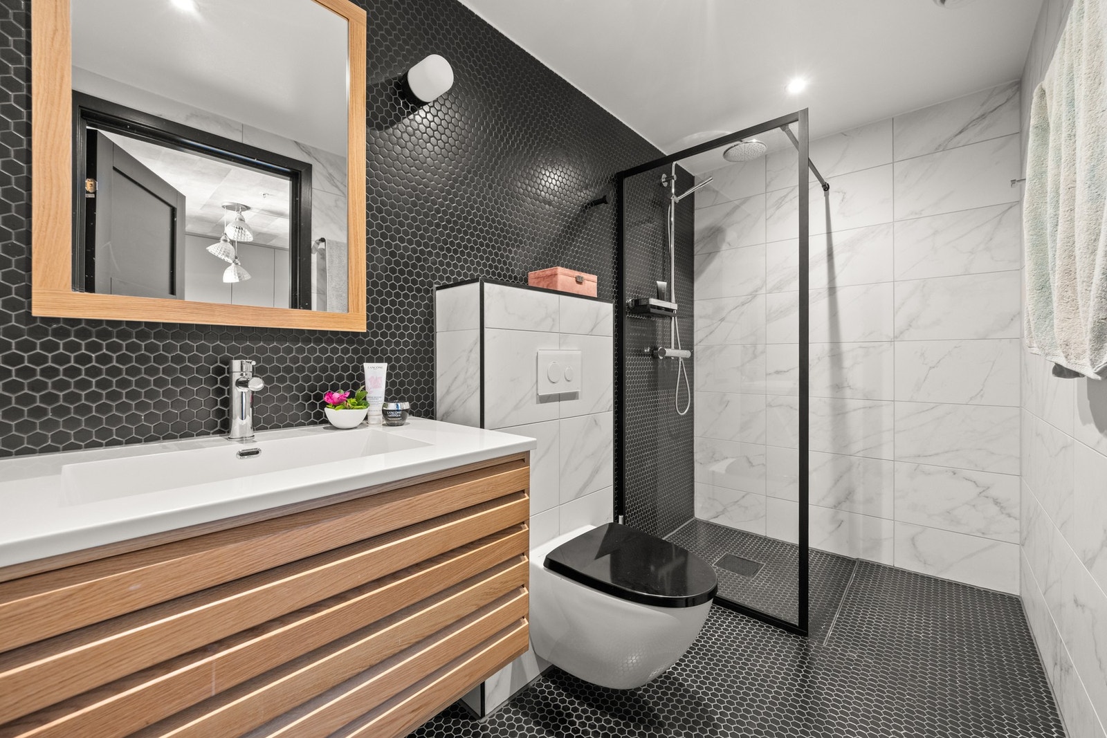 Pent og lekkert baderom med moderne innredning. Galleribilde