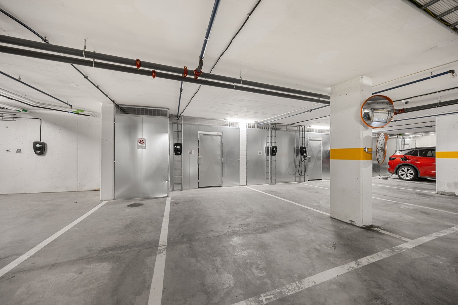 Leiligheten disponerer en parkeringsplass med elbillader i felles garasjekjeller. Galleribilde