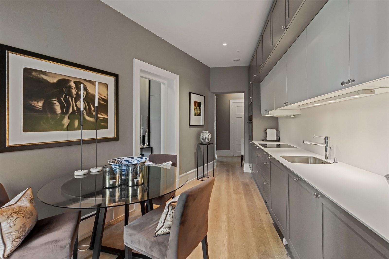 Lekker 1- stavs eikeparkett som strekker seg gjennom leiligheten. Galleribilde