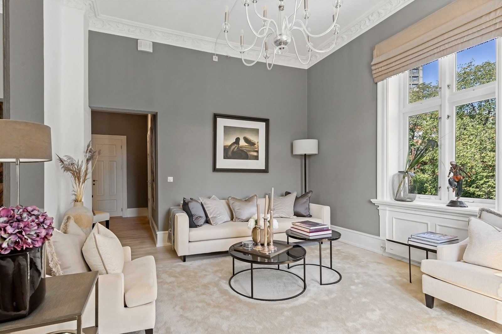 Stuen er romslig og byr på flere møbleringsmuliheter. Galleribilde