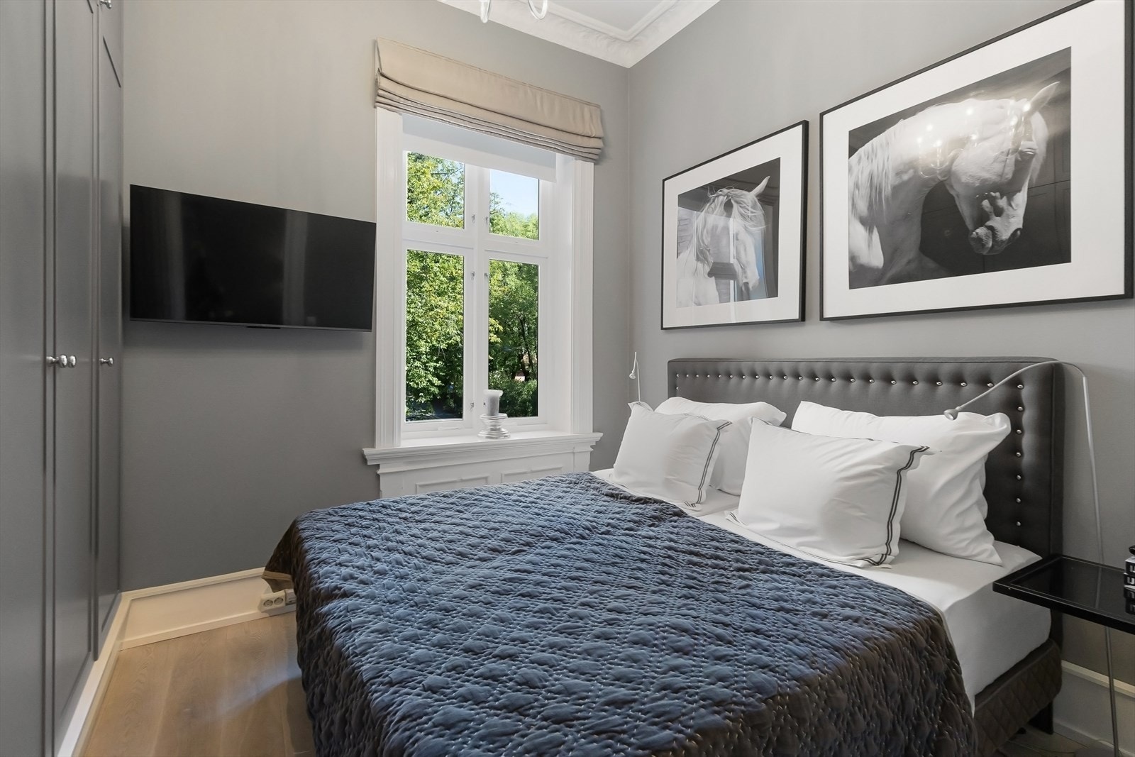 Hovedsoverom med tilpasset garderobeskap. Galleribilde