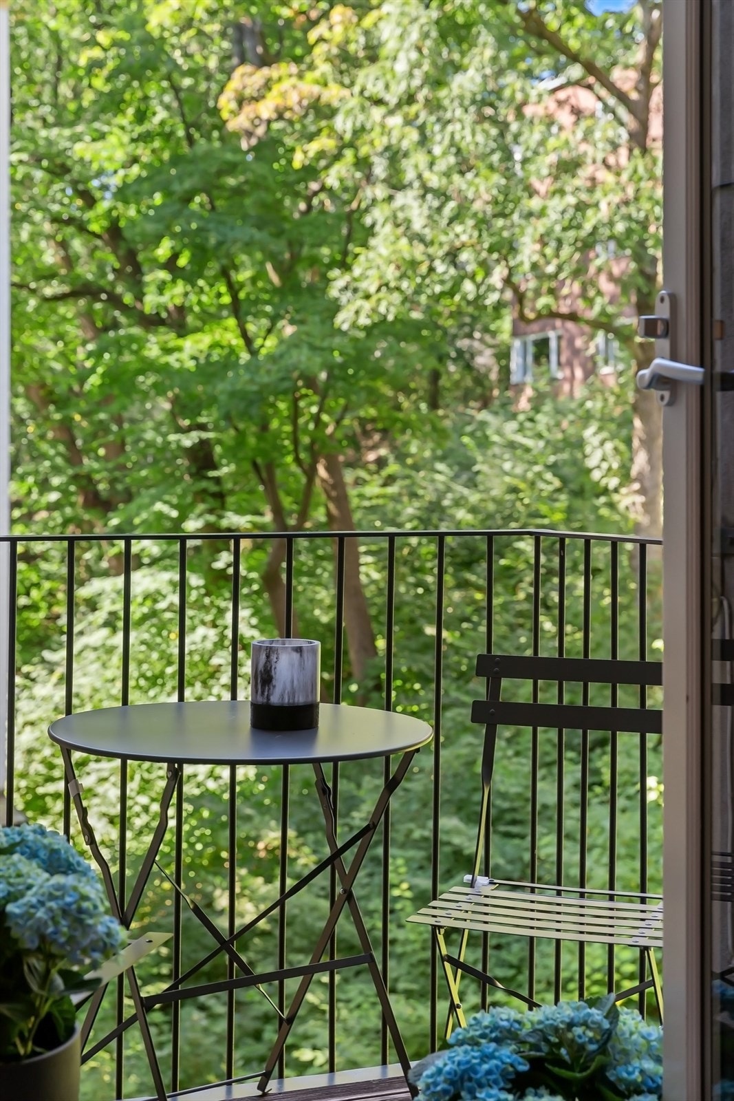 Balkongen ligger mot bakgård med ettermiddagssol. Galleribilde