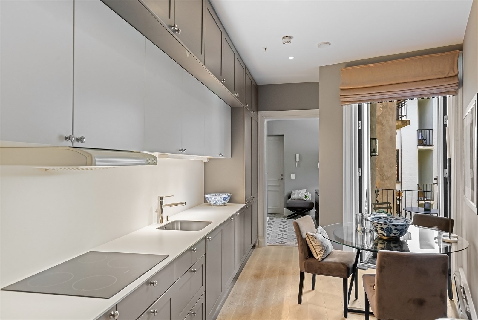 Kjøkken og hvitevarer er fra 2015. Komfyr fra 2025. Galleribilde